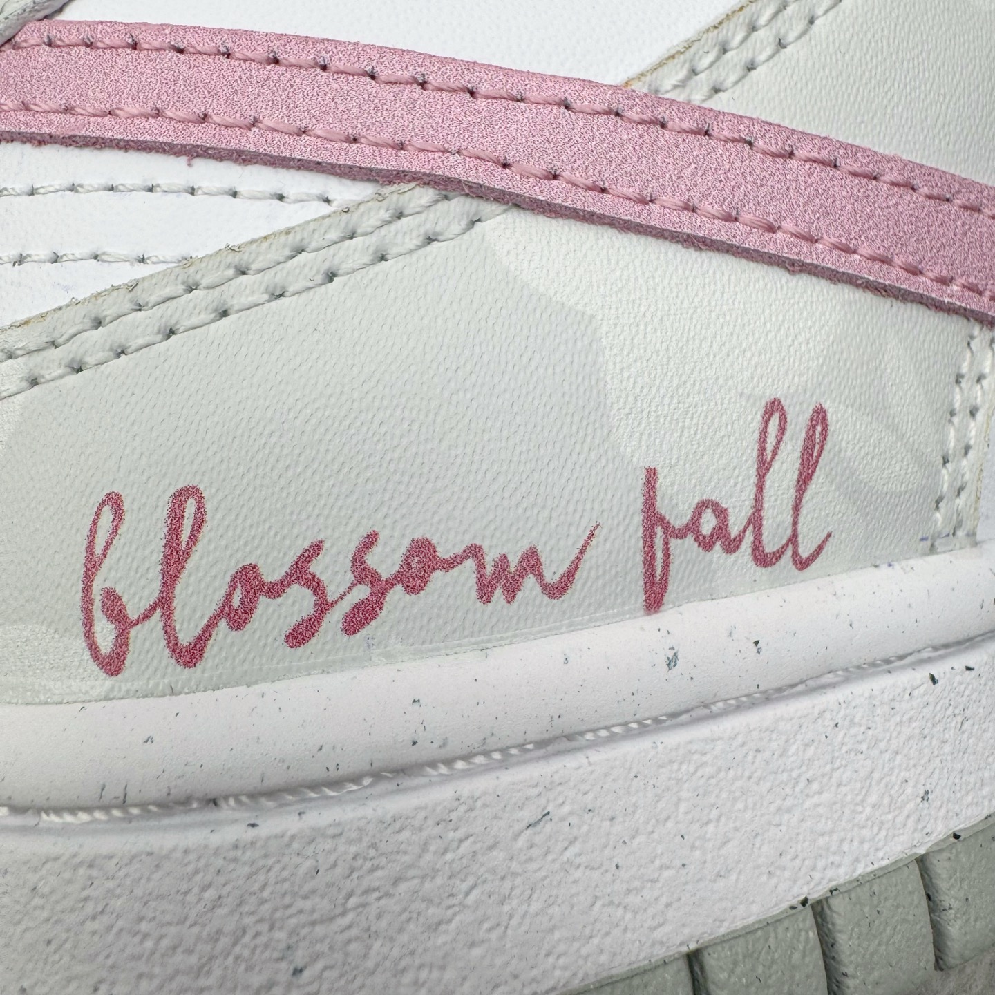 图片[17]-＃YC纯原 NK Dunk Low 落花 DD1503-103 此款以「落花」为名，整体以纯净的白色铺陈，落下一场温柔的粉黛。浅灰白鞋身如初春薄雾，侧畔浅粉Swoosh如同被春风拂过的花瓣。后跟艺术英文字样与淡雅花卉印花若隐若现，宛如花瓣落于肩头，于运动基因中注入高定般的浪漫细节。定制系列天花板 无原鞋不开发 全系列得物原鞋一比一校对开发 配色持续更新中 终端对接 优势输出 全套原厂楦头原纸板数据档案倾力打造 原汁原味莞产 极致还原 圈内最强针车工艺 高端零售指定版 广东原厂配套原盒原标 鞋盒分三个尺码段 原厂冲刀 超高清洁度 全鞋零毛边皮料切割 采用原厂百宏鞋带以及原厂百宏织唛舌标 内标可供原厂几率过验 进口原装条纹中底布 四线拉帮白色点胶 原厂拉帮手法遵循公司 原厂电绣 极致还原 尺码：36 36.5 37.5 38 38.5 39 40 40.5 41 42 42.5 43 44 44.5 45 46-选品中心