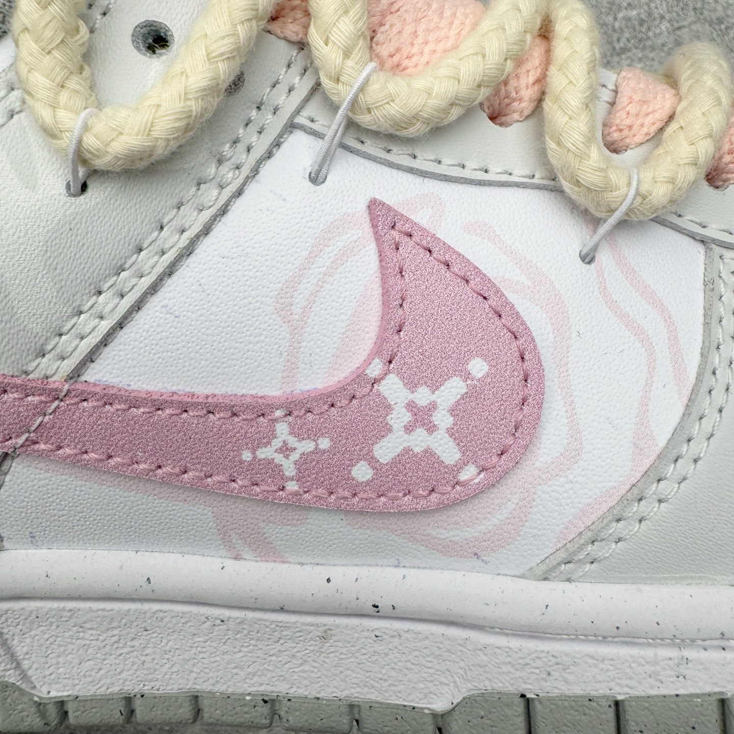 图片[18]-＃YC纯原 NK Dunk Low 落花 DD1503-103 此款以「落花」为名，整体以纯净的白色铺陈，落下一场温柔的粉黛。浅灰白鞋身如初春薄雾，侧畔浅粉Swoosh如同被春风拂过的花瓣。后跟艺术英文字样与淡雅花卉印花若隐若现，宛如花瓣落于肩头，于运动基因中注入高定般的浪漫细节。定制系列天花板 无原鞋不开发 全系列得物原鞋一比一校对开发 配色持续更新中 终端对接 优势输出 全套原厂楦头原纸板数据档案倾力打造 原汁原味莞产 极致还原 圈内最强针车工艺 高端零售指定版 广东原厂配套原盒原标 鞋盒分三个尺码段 原厂冲刀 超高清洁度 全鞋零毛边皮料切割 采用原厂百宏鞋带以及原厂百宏织唛舌标 内标可供原厂几率过验 进口原装条纹中底布 四线拉帮白色点胶 原厂拉帮手法遵循公司 原厂电绣 极致还原 尺码：36 36.5 37.5 38 38.5 39 40 40.5 41 42 42.5 43 44 44.5 45 46-选品中心