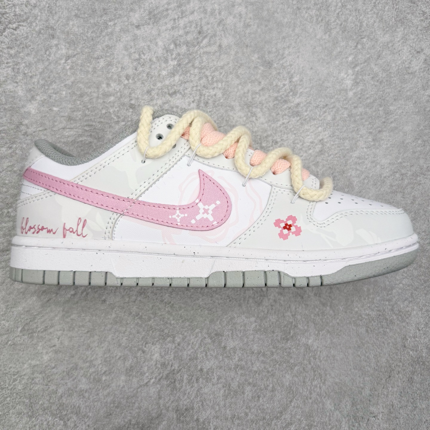 ＃YC纯原 NK Dunk Low 落花 DD1503-103 此款以「落花」为名，整体以纯净的白色铺陈，落下一场温柔的粉黛。浅灰白鞋身如初春薄雾，侧畔浅粉Swoosh如同被春风拂过的花瓣。后跟艺术英文字样与淡雅花卉印花若隐若现，宛如花瓣落于肩头，于运动基因中注入高定般的浪漫细节。定制系列天花板 无原鞋不开发 全系列得物原鞋一比一校对开发 配色持续更新中 终端对接 优势输出 全套原厂楦头原纸板数据档案倾力打造 原汁原味莞产 极致还原 圈内最强针车工艺 高端零售指定版 广东原厂配套原盒原标 鞋盒分三个尺码段 原厂冲刀 超高清洁度 全鞋零毛边皮料切割 采用原厂百宏鞋带以及原厂百宏织唛舌标 内标可供原厂几率过验 进口原装条纹中底布 四线拉帮白色点胶 原厂拉帮手法遵循公司 原厂电绣 极致还原 尺码：36 36.5 37.5 38 38.5 39 40 40.5 41 42 42.5 43 44 44.5 45 46-选品中心
