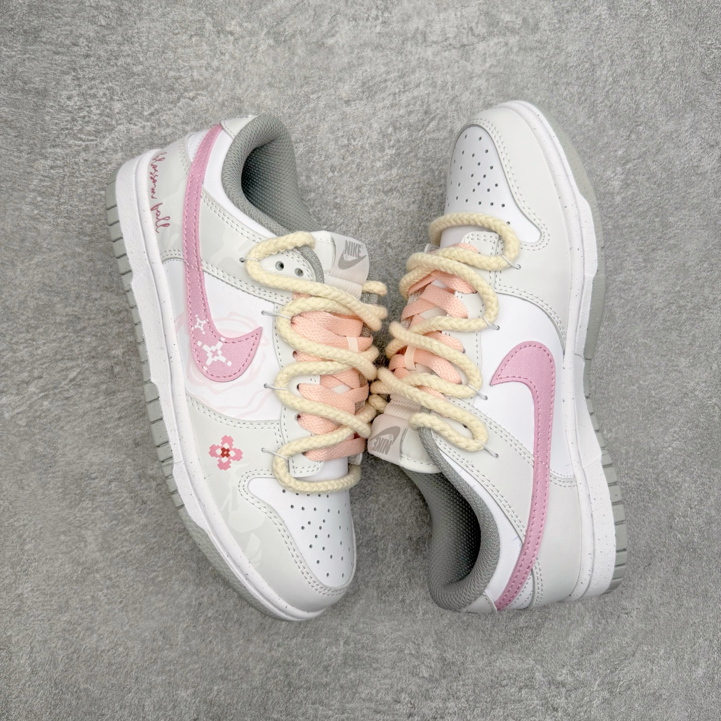 图片[3]-＃YC纯原 NK Dunk Low 落花 DD1503-103 此款以「落花」为名，整体以纯净的白色铺陈，落下一场温柔的粉黛。浅灰白鞋身如初春薄雾，侧畔浅粉Swoosh如同被春风拂过的花瓣。后跟艺术英文字样与淡雅花卉印花若隐若现，宛如花瓣落于肩头，于运动基因中注入高定般的浪漫细节。定制系列天花板 无原鞋不开发 全系列得物原鞋一比一校对开发 配色持续更新中 终端对接 优势输出 全套原厂楦头原纸板数据档案倾力打造 原汁原味莞产 极致还原 圈内最强针车工艺 高端零售指定版 广东原厂配套原盒原标 鞋盒分三个尺码段 原厂冲刀 超高清洁度 全鞋零毛边皮料切割 采用原厂百宏鞋带以及原厂百宏织唛舌标 内标可供原厂几率过验 进口原装条纹中底布 四线拉帮白色点胶 原厂拉帮手法遵循公司 原厂电绣 极致还原 尺码：36 36.5 37.5 38 38.5 39 40 40.5 41 42 42.5 43 44 44.5 45 46-选品中心