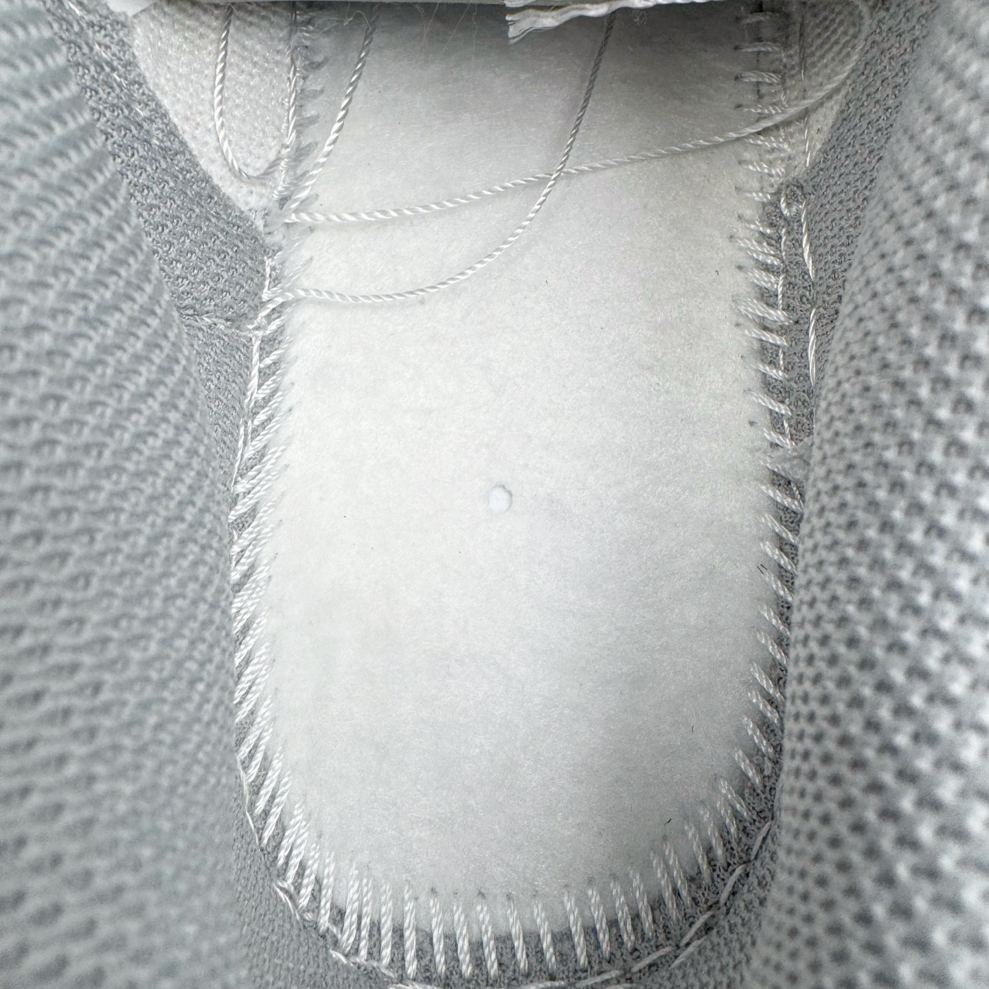 图片[10]-＃YC纯原 NK Dunk Low 落花 DD1503-103 此款以「落花」为名，整体以纯净的白色铺陈，落下一场温柔的粉黛。浅灰白鞋身如初春薄雾，侧畔浅粉Swoosh如同被春风拂过的花瓣。后跟艺术英文字样与淡雅花卉印花若隐若现，宛如花瓣落于肩头，于运动基因中注入高定般的浪漫细节。定制系列天花板 无原鞋不开发 全系列得物原鞋一比一校对开发 配色持续更新中 终端对接 优势输出 全套原厂楦头原纸板数据档案倾力打造 原汁原味莞产 极致还原 圈内最强针车工艺 高端零售指定版 广东原厂配套原盒原标 鞋盒分三个尺码段 原厂冲刀 超高清洁度 全鞋零毛边皮料切割 采用原厂百宏鞋带以及原厂百宏织唛舌标 内标可供原厂几率过验 进口原装条纹中底布 四线拉帮白色点胶 原厂拉帮手法遵循公司 原厂电绣 极致还原 尺码：36 36.5 37.5 38 38.5 39 40 40.5 41 42 42.5 43 44 44.5 45 46-选品中心