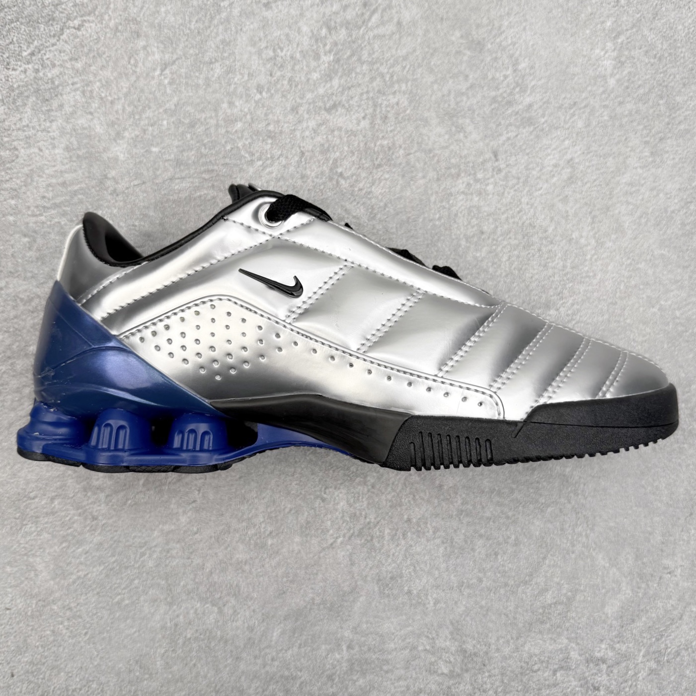 NK Total 90 Shox Secutor Magia 百搭舒适 耐磨 足球鞋 实拍调校N版已经零色差零失真 百分百还原实物色彩所见即所得 不存在货不对板色差等低级问题 选购参考实物拍摄 不混卖不参货 只用心做好货严格选品 承诺混一赔十 尺码：36 36.5 37.5 38 38.5 39 40 40.5 41 42 42.5 43 44 44.5 45-选品中心