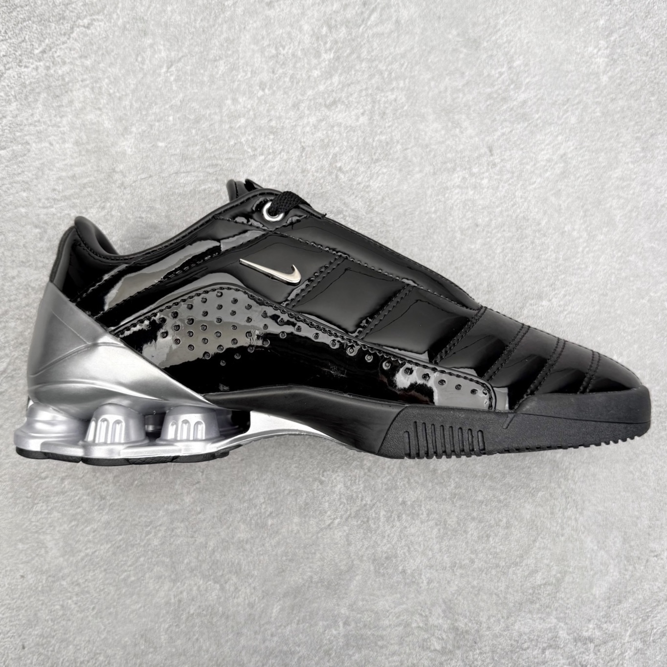 NK Total 90 Shox Secutor Magia 百搭舒适 耐磨 足球鞋 实拍调校N版已经零色差零失真 百分百还原实物色彩所见即所得 不存在货不对板色差等低级问题 选购参考实物拍摄 不混卖不参货 只用心做好货严格选品 承诺混一赔十 尺码：36 36.5 37.5 38 38.5 39 40 40.5 41 42 42.5 43 44 44.5 45-选品中心