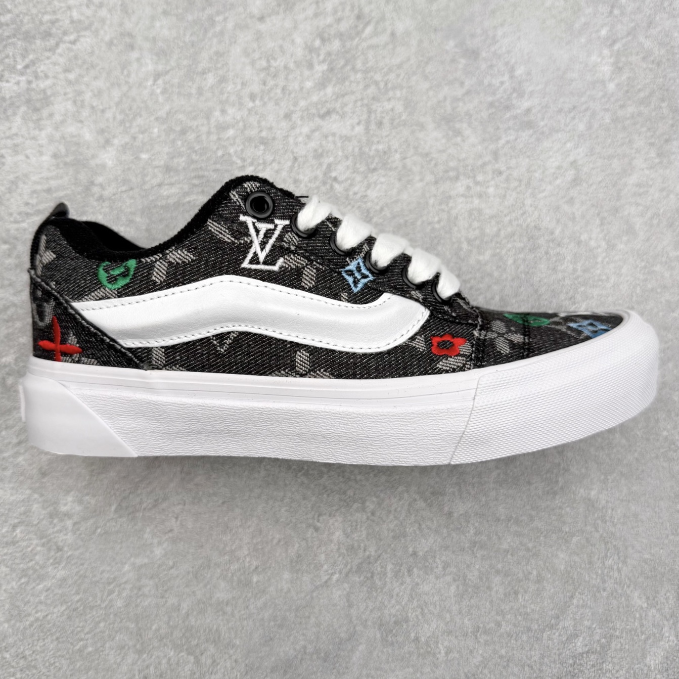 LV x Vans Knu Skool 强强联名 经典Vans面包鞋鞋身融合LV经典牛仔面料搭配提花Logo电绣 质感十足 上脚百搭 脚感舒适 尺码：35 36 36.5 37 38 38.5 39 40 40.5 41 42 42.5 43 44-选品中心
