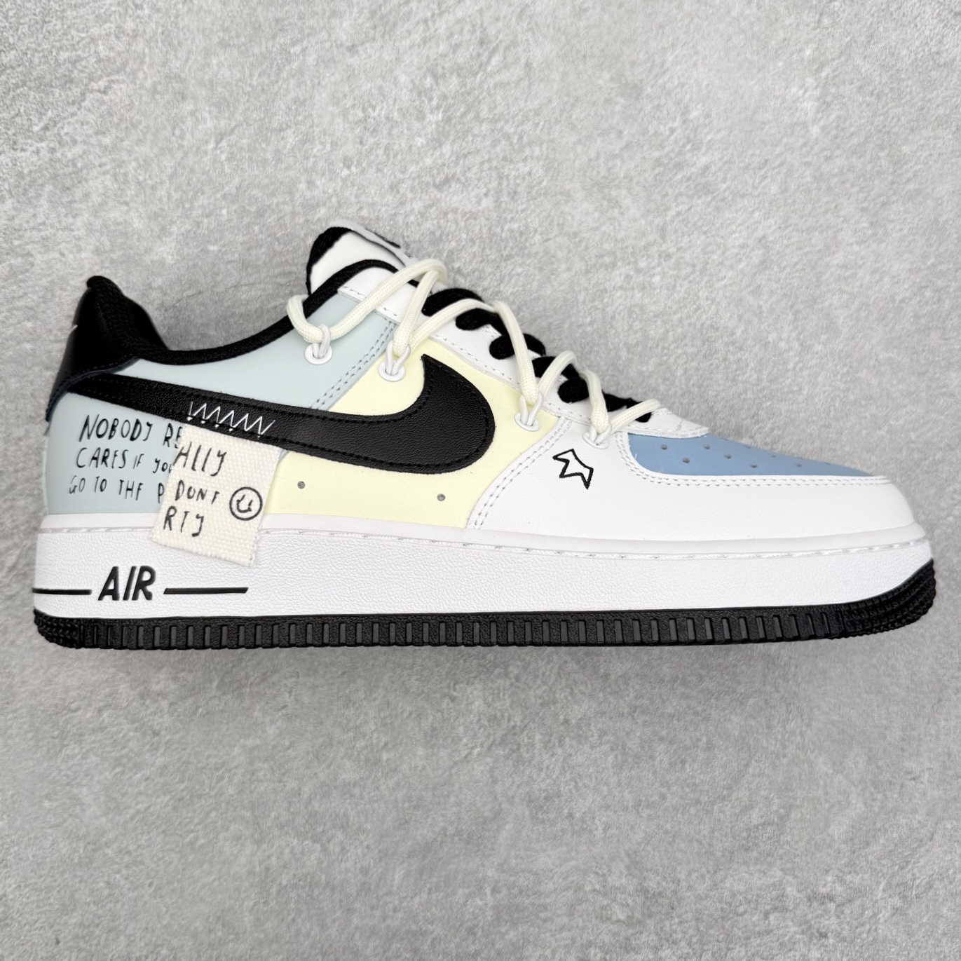 ＃福利特价 NK Air Force 1´07 Low 空军一号低帮百搭休闲运动板鞋 柔软、弹性十足的缓震性能和出色的中底设计 横跨复古与现代的外型结合 造就出风靡全球 三十多年的Force 1 直到今天还深受青睐 尺码：36 36.5 37.5 38 38.5 39 40 40.5 41 42 42.5 43 44 44.5 45-选品中心