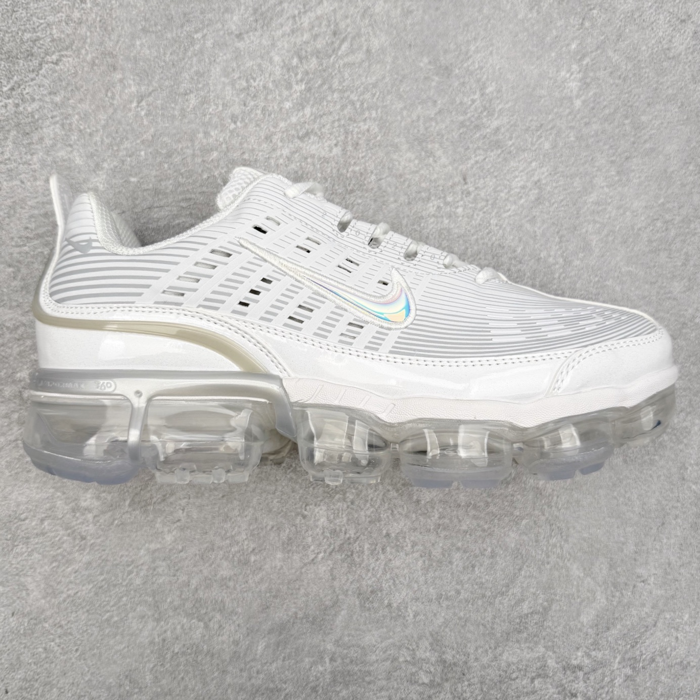 NK Vapormax 360 简约舒适织物低帮气垫休闲跑步鞋 纯白 鞋面依旧延续经典设计，中底则加入了 VaporMax 气垫科技。值得一提的是气垫后跟处带有特殊的支架设计，致敬早期 Air Max 360气垫提高稳定性的后跟支架。实拍调校N版已经零色差零失真 百分百还原实物色彩所见即所得 不存在货不对板色差等低级问题 选购参考实物拍摄 不混卖不参货 只用心做好货严格选品 承诺混一赔十 尺码：36 36.5 37.5 38 38.5 39 40 40.5 41 42 42.5 43 44 44.5 45 46-选品中心