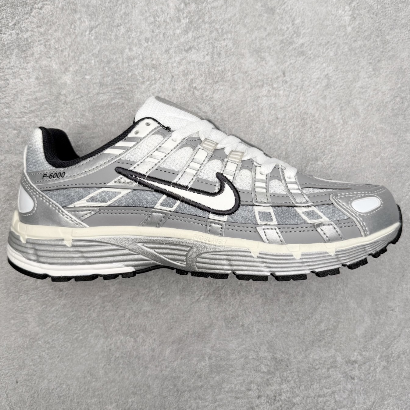 NK P-6000 系列低帮复古老爹风休闲运动舒适慢跑鞋 IH4465-095 融合 Pegasus 过往运动鞋设计 助力 21 世纪早期跑步运动跃升时尚新高度 采用透气网眼布、运动风格线条和耐穿覆面 兼具吸睛外观和舒适感受 中底泡绵以田径赛道为灵感 打造厚实设计 缔造出众缓震性能 尺码：36 36.5 37.5 38 38.5 39 40 40.5 41 42 42.5 43 44 44.5 45-选品中心