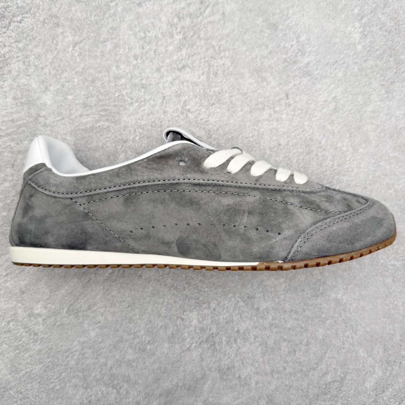 Alo yoga Sunset 舒适生活休闲鞋 男女同款 品牌故事Alo Yoga于2007年创立于洛杉矶，意在传播有意识的运动，同时激发人们的健康识与创造力。品牌的核心理念在于制作能够带来完美体验的瑜伽服饰与功能性单品，让有意识的运动融入并改变生活。Alo Yoga将其设计延伸到日常服饰概念，坚持不懈地捕捉当代时尚潮流，将品牌的运动美学理念、精致前卫的设计与舒适功能面料完美结合。与此同时，Alo Yoga的设计受到了时尚界人士与名人们的追捧，Talor Swift、Kendall Jenner等街拍照片中都曾出现品牌不同单品的身影。实拍调校N版已经零色差零失真 百分百还原实物色彩所见即所得 不存在货不对板色差等低级问题 选购参考实物拍摄 不混卖不参货 只用心做好货严格选品 承诺混一赔十 尺码：36 36.5 37.5 38 38.5 39 40 40.5 41 42 42.5 43 44 44.5 45-选品中心