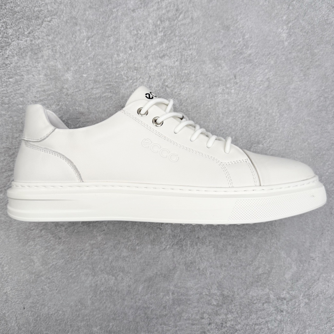 ECCO爱步男士休闲小白鞋 简单耐看清爽版型 百搭休闲板鞋 柔酷7号系列 鞋面采用进口小牛皮+透气头层猪皮内里 时尚个性 出街有型 简约系带设计 可自由调节松紧 鞋底采用高端顶级TPR环保科技材料 磨具贴合鞋底给你不一样的缓力性能 舒适 增强运动性 高端大气时尚不失稳重 休闲百搭 简约利落 尺码：38 39 40 41 42 43 44（皮鞋码）-选品中心