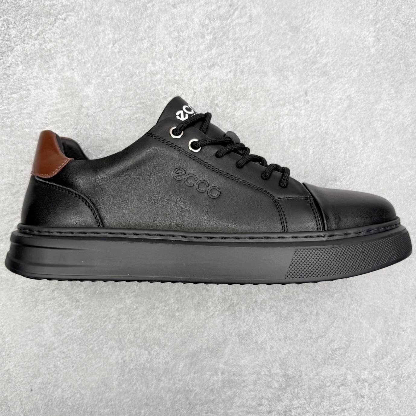 ECCO爱步男士休闲小白鞋 简单耐看清爽版型 百搭休闲板鞋 柔酷7号系列 鞋面采用进口小牛皮+透气头层猪皮内里 时尚个性 出街有型 简约系带设计 可自由调节松紧 鞋底采用高端顶级TPR环保科技材料 磨具贴合鞋底给你不一样的缓力性能 舒适 增强运动性 高端大气时尚不失稳重 休闲百搭 简约利落 尺码：38 39 40 41 42 43 44（皮鞋码）-选品中心