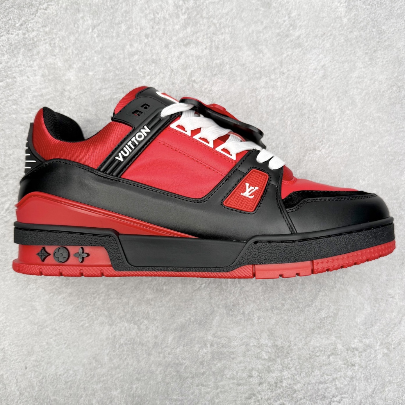 Louis Vuitton Trainer lv时装走秀运动鞋 完美鞋型超高的清洁度 零毛边线头瑕疵 全套原楦原纸版原鞋开模 全网最具灵魂的版型 正确原装黄色鞋盒 正确中底印花 鞋面印花3D高频深度立体 全鞋电脑针车 紧密相连 针距密度一致 环保乳胶注塑鞋垫 厚度脚感还原原版 皮面裁剪部位 统一油边封口工艺 原装橡胶大底含胶量大底组合零偏差 专柜全套包装 防尘袋 说明书 质保卡 男女鞋 尺码：35 36 37 38 39 40 41 42 43 44 45-选品中心