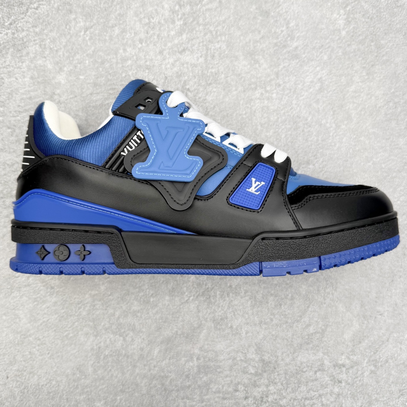 Louis Vuitton Trainer lv时装走秀运动鞋 完美鞋型超高的清洁度 零毛边线头瑕疵 全套原楦原纸版原鞋开模 全网最具灵魂的版型 正确原装黄色鞋盒 正确中底印花 鞋面印花3D高频深度立体 全鞋电脑针车 紧密相连 针距密度一致 环保乳胶注塑鞋垫 厚度脚感还原原版 皮面裁剪部位 统一油边封口工艺 原装橡胶大底含胶量大底组合零偏差 专柜全套包装 防尘袋 说明书 质保卡 男女鞋 尺码：35 36 37 38 39 40 41 42 43 44 45-选品中心