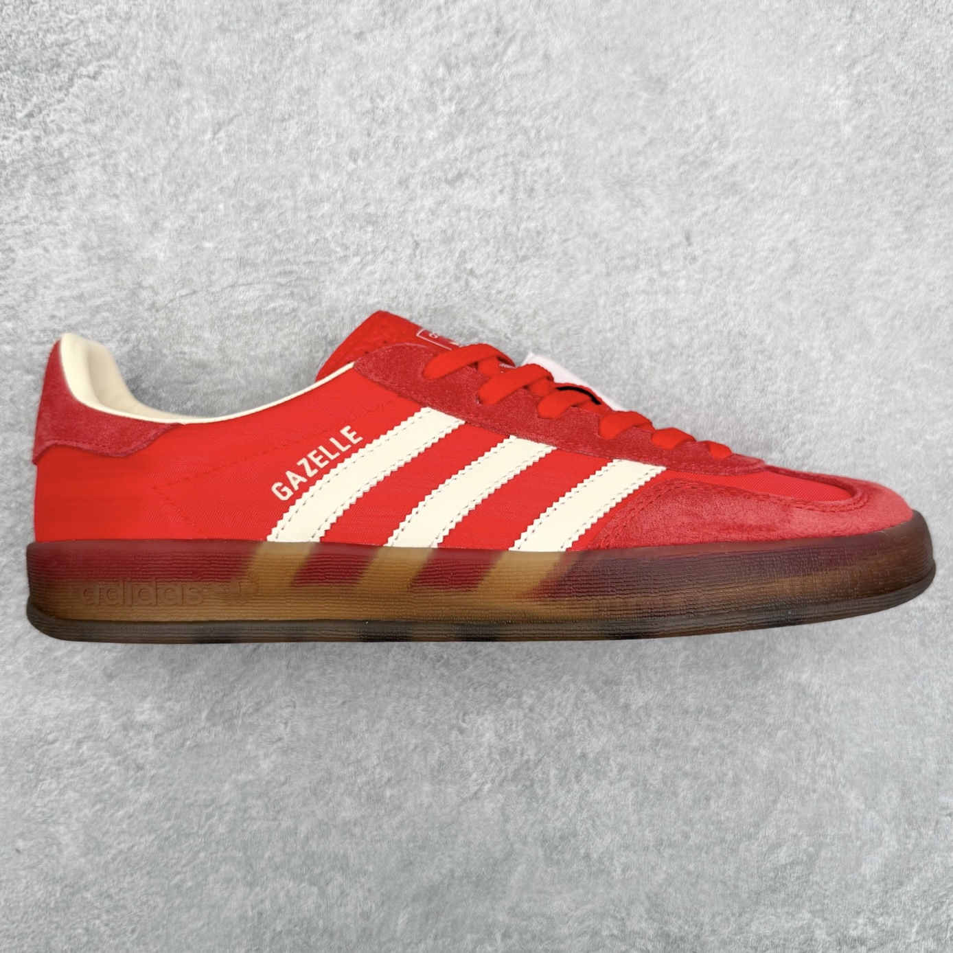 AD Gazelle Indoor Trainers 羚羊内训系列低帮复古百搭休闲运动德训风板鞋 JS1411 90年代经典的复刻版！自60年代以足球训练鞋面世以来,Gazelle就以其经典设计席卷全球。1991年版本的复刻,再造经典Gazelle。采用皮革打造,搭配浊色细节,让这款经典更加简约。尺码：36 36⅔ 37⅓ 38 38⅔ 39⅓ 40 40⅔ 41⅓ 42 42⅔ 43⅓ 44⅓ 44⅔ 45-选品中心