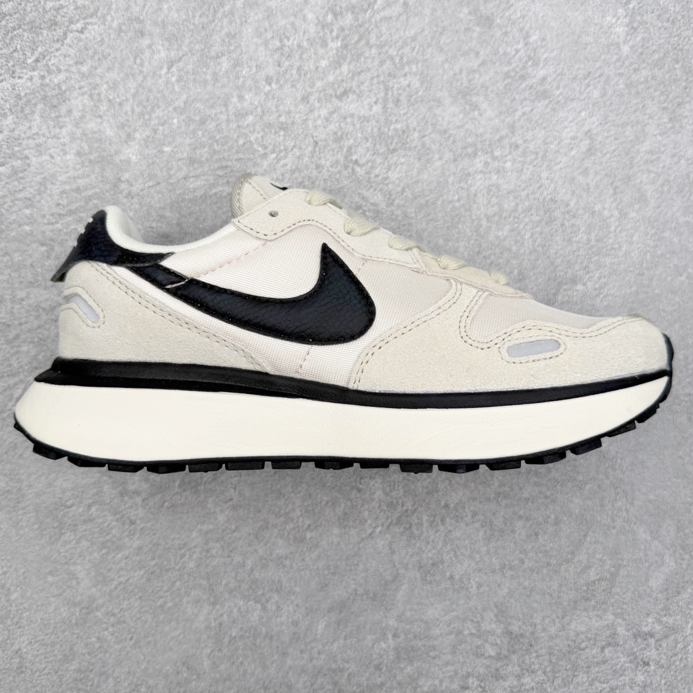 NK Phoenix Waffle 菲尼克斯系列华夫低帮经典复古休闲运动慢跑鞋 近年来随着复古热度不断攀升 不少复古风格的鞋款成为众多潮流爱好者的穿搭利器 NK也相继为旗下多款华夫跑鞋推出全新配色同时还进行了全新改造 第一款配色采用灰色为主色 棕色 NK Swoosh 点缀 OG 气质十足 鞋面采用麂皮和尼龙材质打造 质感满满 最后搭载中底缓震性和橡胶外底收尾 完善整双鞋设计 第二款采用黑色为主色 紫色点缀 黑武士风十足 第三款采用蓝色和黑色妆点 复古气质拉满 第四款采用粉色和灰色为主色 黑色 Swoosh Logo 点缀 尺码：36 36.5 37.5 38 38.5 39 40 40 40.5 41 42 42.5 43 44 45-选品中心