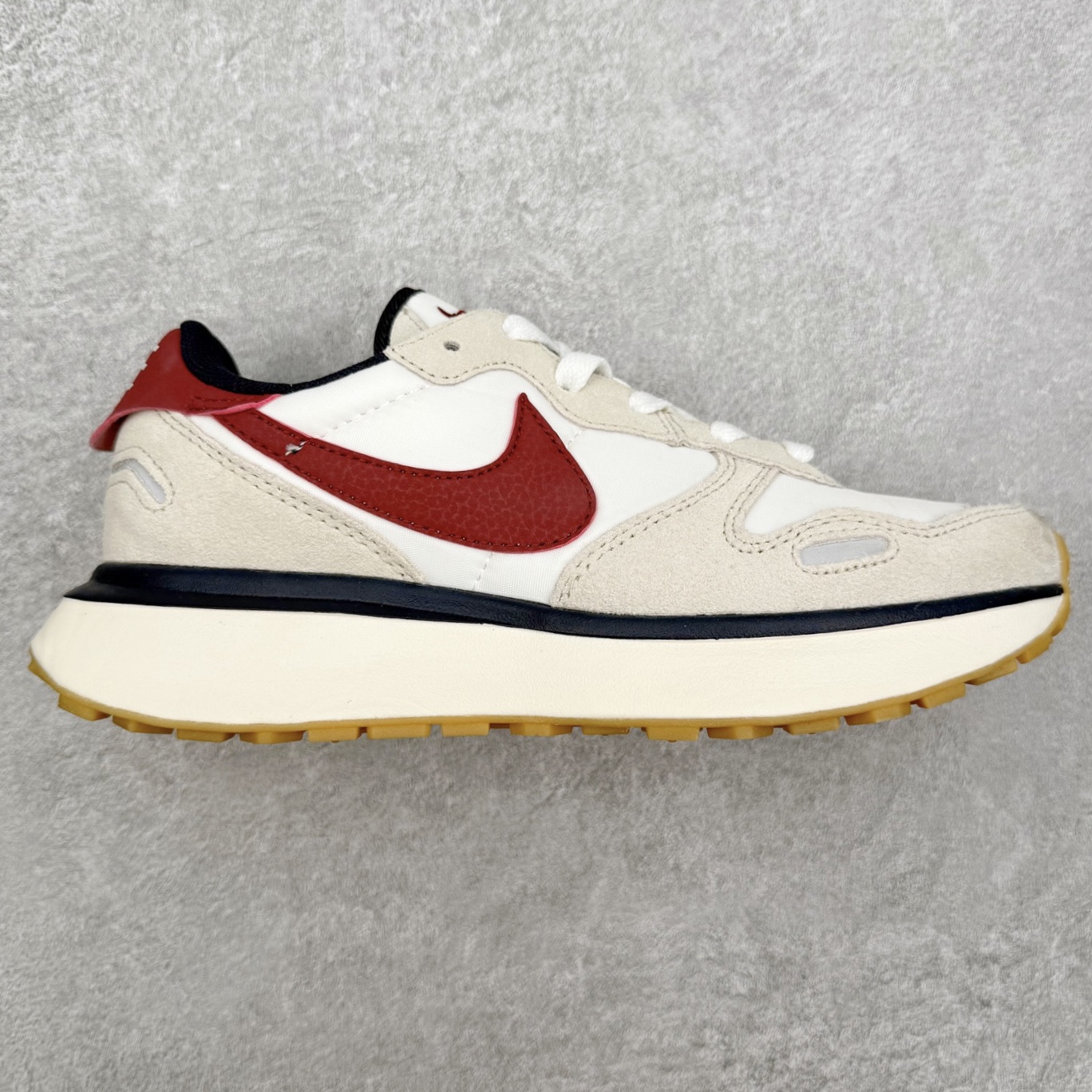 NK Phoenix Waffle 菲尼克斯系列华夫低帮经典复古休闲运动慢跑鞋 近年来随着复古热度不断攀升 不少复古风格的鞋款成为众多潮流爱好者的穿搭利器 NK也相继为旗下多款华夫跑鞋推出全新配色同时还进行了全新改造 第一款配色采用灰色为主色 棕色 NK Swoosh 点缀 OG 气质十足 鞋面采用麂皮和尼龙材质打造 质感满满 最后搭载中底缓震性和橡胶外底收尾 完善整双鞋设计 第二款采用黑色为主色 紫色点缀 黑武士风十足 第三款采用蓝色和黑色妆点 复古气质拉满 第四款采用粉色和灰色为主色 黑色 Swoosh Logo 点缀 尺码：36 36.5 37.5 38 38.5 39 40 40 40.5 41 42 42.5 43 44 45-选品中心