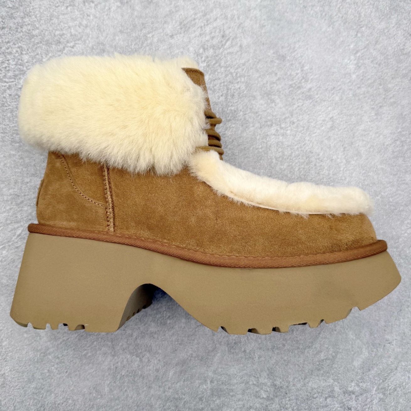 UGG Hayden 1532 秋冬羊皮毛一体雪地靴 全鞋采用ZP同厂 隆丰A级澳洲进口羊皮毛一体 品牌代工厂生产线 完全遵循ZP工艺流程 代工厂原厂版师 秉承无原鞋不开发选择 注重每一处细节 市面最正版型 TREADLITE\\\