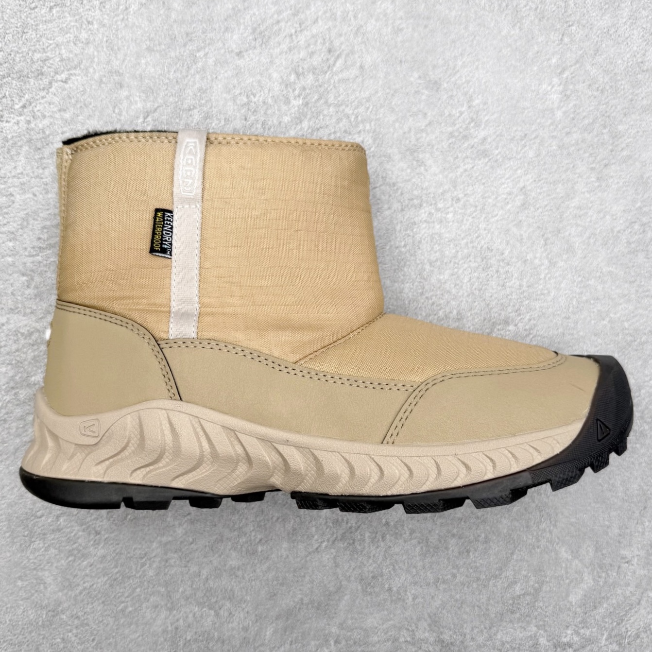 KEEN HOOD NXIS PULL ON WP 科恩保暖耐磨 时尚舒适 短筒 雪地靴 KEEN诞生于2003年的美国人气户外品牌，以一双“保护脚趾”且能涉足水域的户外凉鞋NEWPORT诞生为契机，开启原创制鞋之路。KEEN相信，天空之下即是户外，因为户外不一定是极具挑战性的独自冒险，也可以是与朋友、家人和宠物一同分享外面的世界。同时，KEEN从诞生之初便始终贯彻环保制鞋的理念，不断创造出优秀的原创奇履。脚踏实地，致力向善。我们想和世界产生更多交集为世界减少更多负担，和你趣户外、趣做自己、趣环保让地球和生活都变得更美好。尺码：36 36.5 37.5 38 38.5 39-选品中心