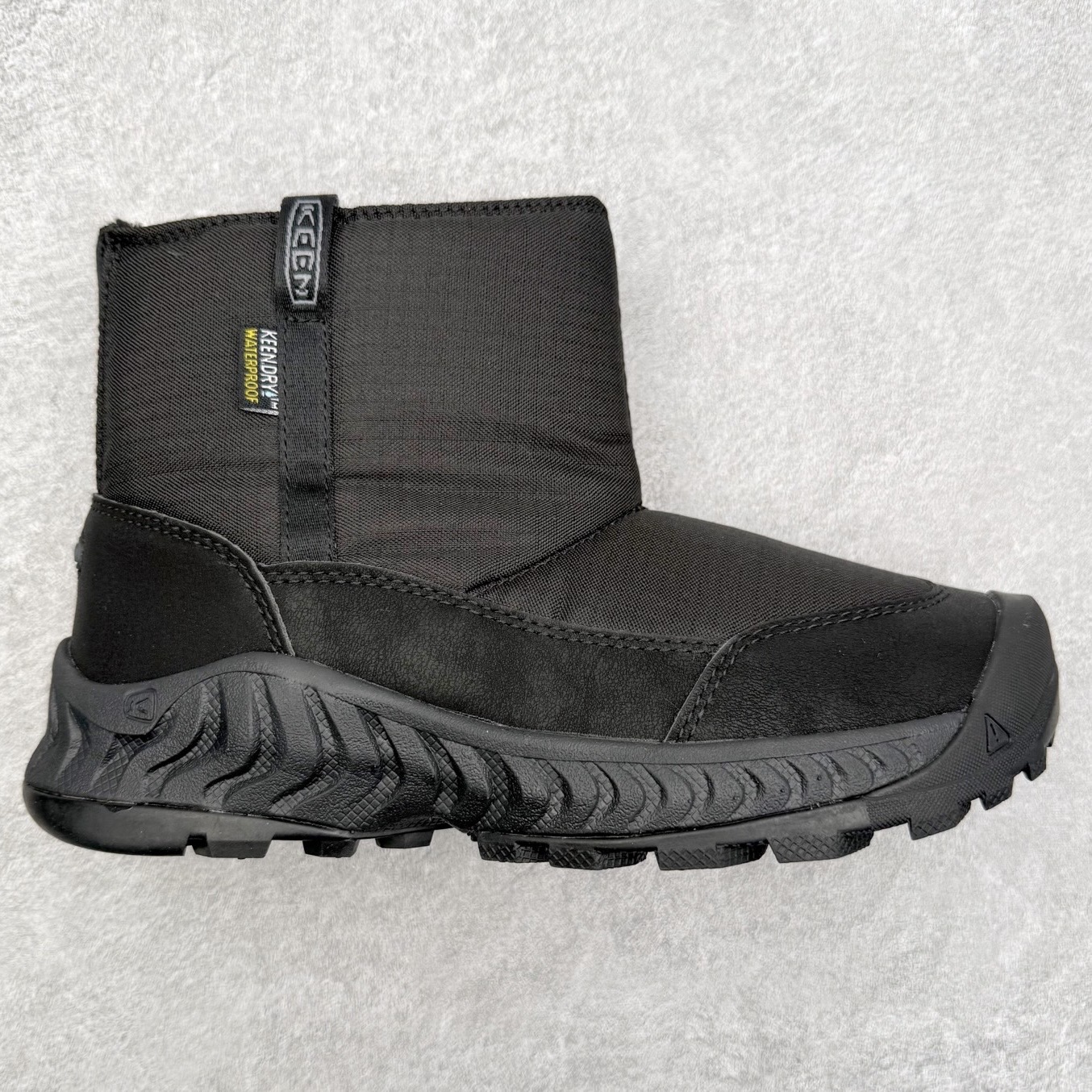 KEEN HOOD NXIS PULL ON WP 科恩保暖耐磨 时尚舒适 短筒 雪地靴 KEEN诞生于2003年的美国人气户外品牌，以一双“保护脚趾”且能涉足水域的户外凉鞋NEWPORT诞生为契机，开启原创制鞋之路。KEEN相信，天空之下即是户外，因为户外不一定是极具挑战性的独自冒险，也可以是与朋友、家人和宠物一同分享外面的世界。同时，KEEN从诞生之初便始终贯彻环保制鞋的理念，不断创造出优秀的原创奇履。脚踏实地，致力向善。我们想和世界产生更多交集为世界减少更多负担，和你趣户外、趣做自己、趣环保让地球和生活都变得更美好。尺码：36 36.5 37.5 38 38.5 39-选品中心