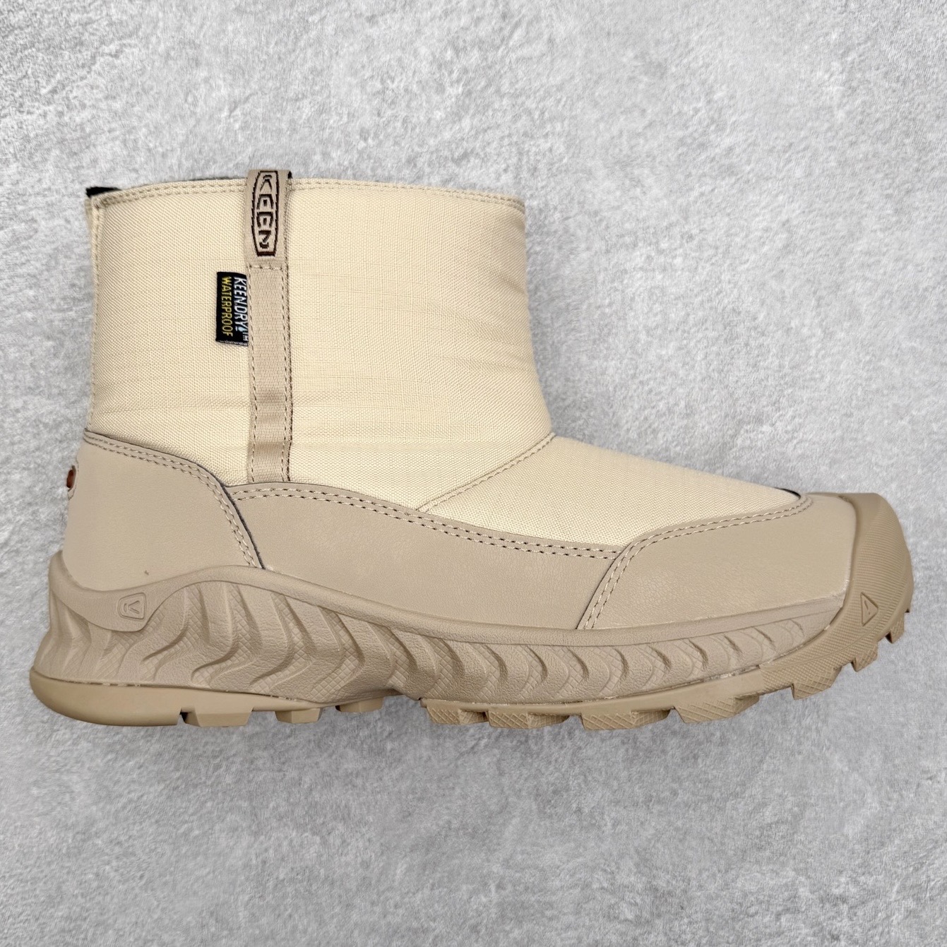 KEEN HOOD NXIS PULL ON WP 科恩保暖耐磨 时尚舒适 短筒 雪地靴 KEEN诞生于2003年的美国人气户外品牌，以一双“保护脚趾”且能涉足水域的户外凉鞋NEWPORT诞生为契机，开启原创制鞋之路。KEEN相信，天空之下即是户外，因为户外不一定是极具挑战性的独自冒险，也可以是与朋友、家人和宠物一同分享外面的世界。同时，KEEN从诞生之初便始终贯彻环保制鞋的理念，不断创造出优秀的原创奇履。脚踏实地，致力向善。我们想和世界产生更多交集为世界减少更多负担，和你趣户外、趣做自己、趣环保让地球和生活都变得更美好。尺码：36 36.5 37.5 38 38.5 39-选品中心