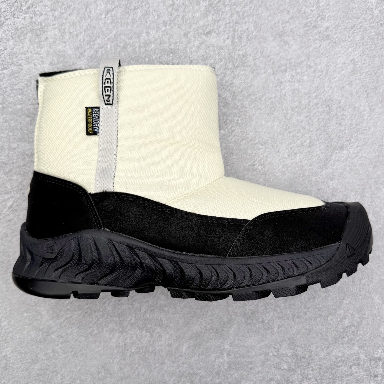 KEEN HOOD NXIS PULL ON WP 科恩保暖耐磨 时尚舒适 短筒 雪地靴 KEEN诞生于2003年的美国人气户外品牌，以一双“保护脚趾”且能涉足水域的户外凉鞋NEWPORT诞生为契机，开启原创制鞋之路。KEEN相信，天空之下即是户外，因为户外不一定是极具挑战性的独自冒险，也可以是与朋友、家人和宠物一同分享外面的世界。同时，KEEN从诞生之初便始终贯彻环保制鞋的理念，不断创造出优秀的原创奇履。脚踏实地，致力向善。我们想和世界产生更多交集为世界减少更多负担，和你趣户外、趣做自己、趣环保让地球和生活都变得更美好。尺码：36 36.5 37.5 38 38.5 39-选品中心