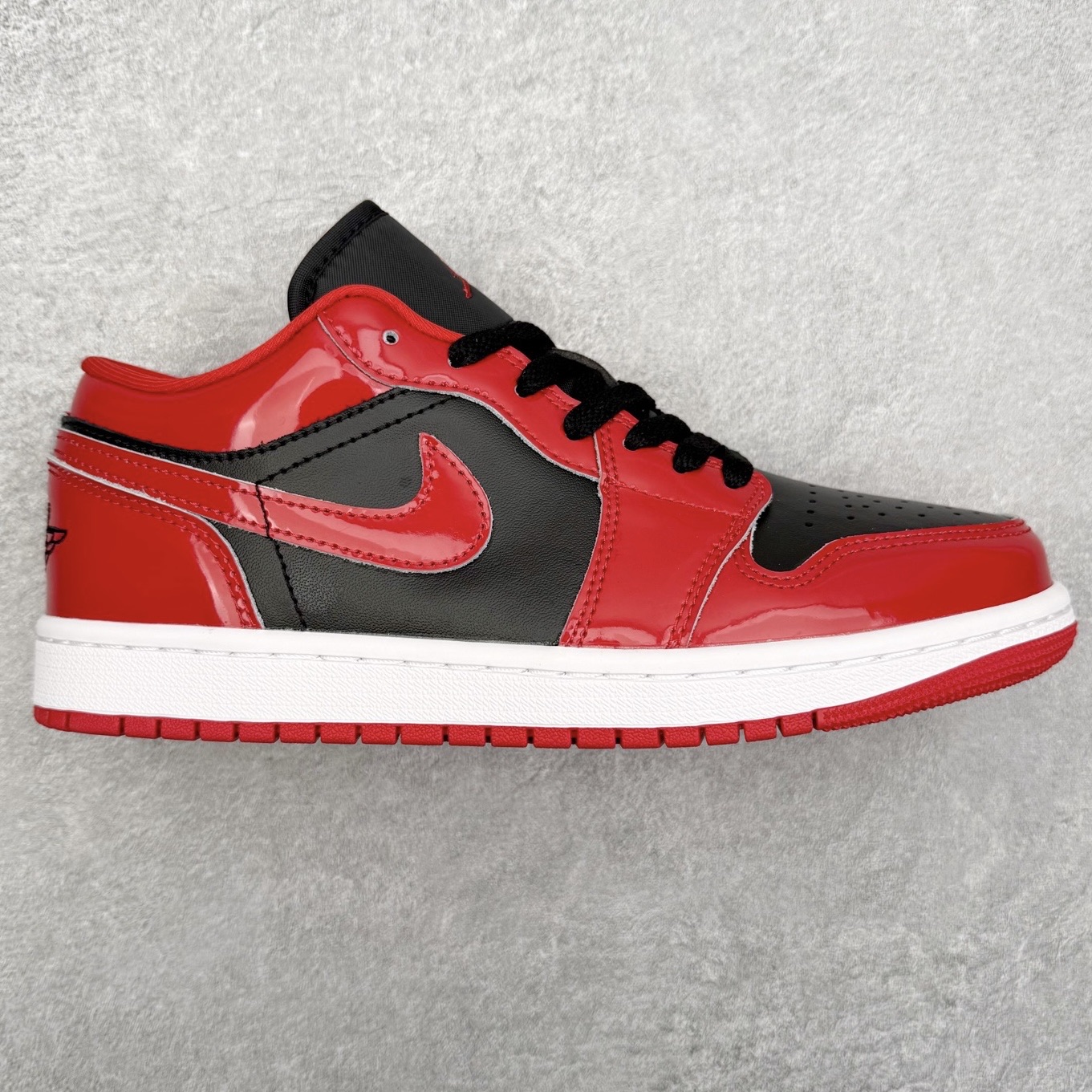 ＃DT纯原 Air Jordan AJ1 Low 低帮 HV4089-006 终端优势供应 市面中低帮最具代表性版本没有之一 口碑大厂出品 品控大底版型不断改良更新 全套原纸板楦头开发 确保原汁原味 完美呈现版型 完美零毛边处理 原厂内置全掌气垫 价格定位良心 平台专用代工流水线出品 一眼公司既视感 拿到手的一瞬间就与众不同 碾压市面所有版本 全部原鞋开发 每一个配色都会采购原鞋确认细节 打破市面看图做货无好货之说 尺码：35.5 36 36.5 37.5 38 38.5 39 40 40.5 41 42 42.5 43 44 44.5 45 46-选品中心