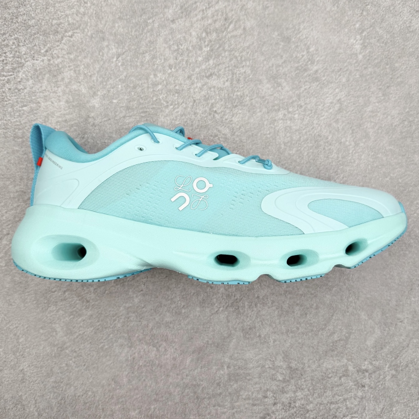 LOEWE x On昂跑Cloudsolo 罗意威联名款圆头抽绳低帮生活休闲鞋 此运动品牌 开创于2010年 缓震着陆、强效回弹、轻柔质感的设计构思始终是ON研制关键 与此同时基于“为全球提供革新性的跑步感受”信念 陆续推出了多款跑鞋及其以专业运动人体跑步工程学为设计关键的功能性跑步服饰设备 让跑者不费力气地畅快畅跑 尺码：36 36.5 37.5 38 38.5 39 40 40.5 41 42 42.5 43 44 44.5 45-选品中心