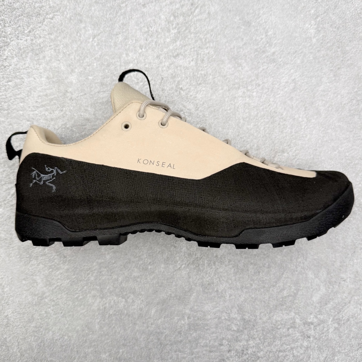 ＃HP Arcteryx始祖鸟 Konseal 舒适简约百搭 防滑登山徒步鞋 Arcteryx中文名始祖鸟 加拿大户外服饰品牌 1989年创立于加拿大温哥华 始祖鸟来自加拿大海岸山脉 植根高山的专业户外品牌 始终秉承对精湛设计和工艺孜孜以求的准则 从1989年创立至今 Arcteryx始终不断在产品设计与做工上不惜工本 以满足始祖鸟的标准 品质、设计以及精简的理念造就了其良好的性能 并能满足严苛环境下的使用需求 尺码：39 40 41 42 43 44 45-选品中心