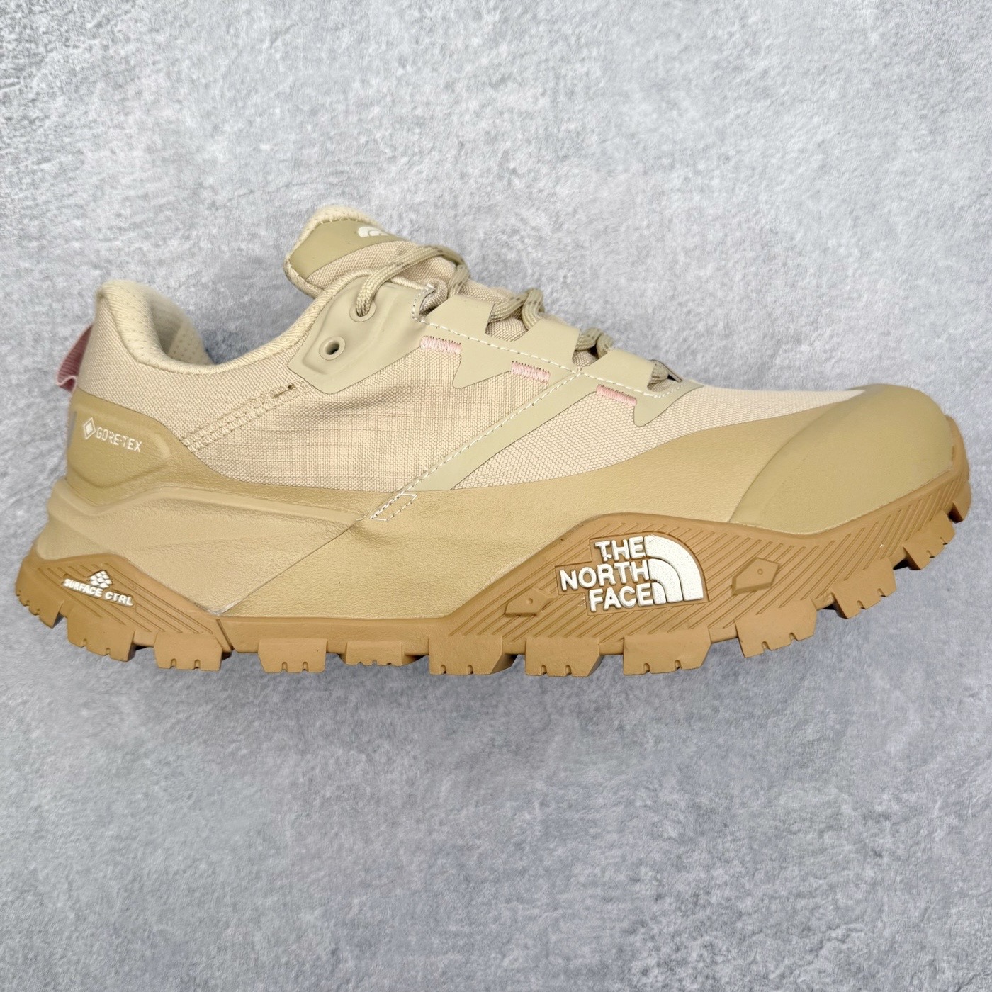 KEEN HOOD NXIS PULL ON WP 保暖耐磨 时尚舒适 短筒 雪地靴 KEEN诞生于2003年的美国人气户外品牌，以一双“保护脚趾”且能涉足水域的户外凉鞋NEWPORT诞生为契机，开启原创制鞋之路。KEEN相信，天空之下即是户外，因为户外不一定是极具挑战性的独自冒险，也可以是与朋友、家人和宠物一同分享外面的世界。同时，KEEN从诞生之初便始终贯彻环保制鞋的理念，不断创造出优秀的原创奇履。脚踏实地，致力向善。我们想和世界产生更多交集为世界减少更多负担，和你趣户外、趣做自己、趣环保让地球和生活都变得更美好。SIZE：36 36.5 37.5 38 38.5 39 编码：Xby2936090