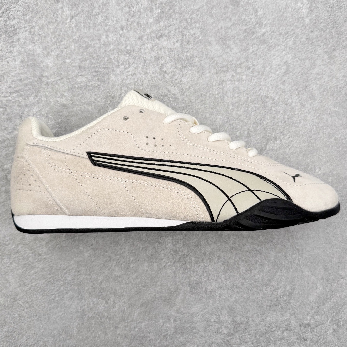 PUMA Bella UT Low 彪马贝拉UT系列低帮薄底德训复古风经典百搭休闲慢跑鞋 继将 Speedcat OG 带回后，近日 Puma 再以品牌档案室的经典鞋型 Bella OG 为蓝本，推出契合时下薄底球鞋趋势的 Bella UT 鞋款。自 21 世纪初问世以来，Bella OG 鞋型以其独特的薄底设计和上翻外底设计收获了众多年轻拥趸，更是 PUMA DNA 中不可磨灭的经典。此番重新推出的 Bella UT 鞋款，整体鞋面采用上乘皮革材质，并延续 Formstrip 设计语言；鞋头处采用精致的包头设计，搭配麂皮材质提升质感；鞋底部分保留 Bella 鞋款标志性的薄底和点状橡胶外底，上翘的设计包裹鞋面；鞋舌与鞋跟分别点缀美洲狮 Logo 与品牌字母 Logo。值得一提的是，本次 Bella UT 鞋款搭载 SOFTFOAM+ 鞋垫，兼顾美学设计与穿着舒适度。而配色上则提供白、黄、蓝、银、粉五款颜色。尺码：35.5 36 37 37.5 38 39 39.5 40 40.5 41 42 42.5 43 44 44.5 45-选品中心