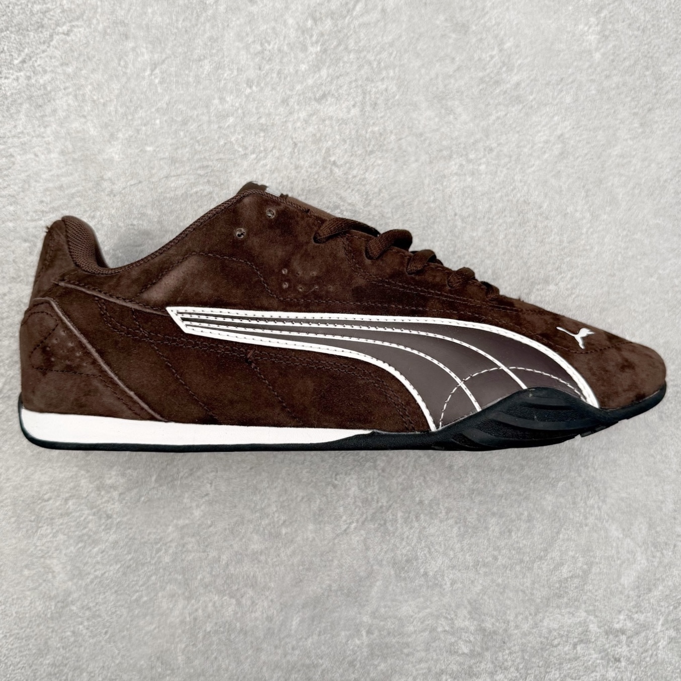 PUMA Bella UT Low 彪马贝拉UT系列低帮薄底德训复古风经典百搭休闲慢跑鞋 继将 Speedcat OG 带回后，近日 Puma 再以品牌档案室的经典鞋型 Bella OG 为蓝本，推出契合时下薄底球鞋趋势的 Bella UT 鞋款。自 21 世纪初问世以来，Bella OG 鞋型以其独特的薄底设计和上翻外底设计收获了众多年轻拥趸，更是 PUMA DNA 中不可磨灭的经典。此番重新推出的 Bella UT 鞋款，整体鞋面采用上乘皮革材质，并延续 Formstrip 设计语言；鞋头处采用精致的包头设计，搭配麂皮材质提升质感；鞋底部分保留 Bella 鞋款标志性的薄底和点状橡胶外底，上翘的设计包裹鞋面；鞋舌与鞋跟分别点缀美洲狮 Logo 与品牌字母 Logo。值得一提的是，本次 Bella UT 鞋款搭载 SOFTFOAM+ 鞋垫，兼顾美学设计与穿着舒适度。而配色上则提供白、黄、蓝、银、粉五款颜色。尺码：35.5 36 37 37.5 38 39 39.5 40 40.5 41 42 42.5 43 44 44.5 45-选品中心