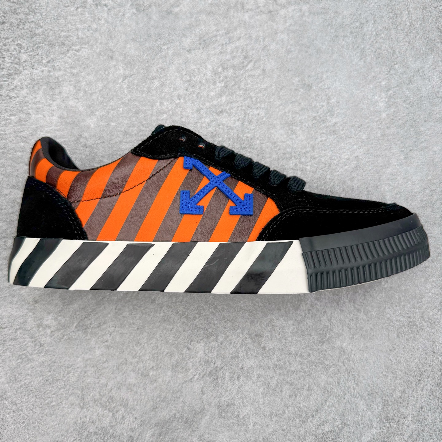 图片[2]-OFF-WHITE OW舒适百搭防滑耐磨低帮帆布鞋 Off-White由才华横溢的Virgil Abloh于2013年创立。这位美国设计师既是建筑系硕士生，也是一名DJ，更是著名的Kanye West的创意总监。他以都市奢华风格惊艳了众人，并且“以典雅方法演绎当代风尚”，设计出一件又一件备受追捧的作品。Off-White别具特色的卫衣、腰带、夹克、T恤等单品俨然已成为了时尚的代名词。前卫潮流的设计、充满趣味的细节以及别出心裁的剪裁使Off-White传达出浓厚的时尚气质，是打造摩登造型不容忽视的品牌。实拍调校N版已经零色差零失真 百分百还原实物色彩所见即所得 不存在货不对板色差等低级问题 选购参考实物拍摄 不混卖不参货 只用心做好货严格选品 承诺混一赔十 尺码：36 36.5 37.5 38 38.5 39 40 40.5 41 42 42.5 43 44 44.5 45 46 47-选品中心