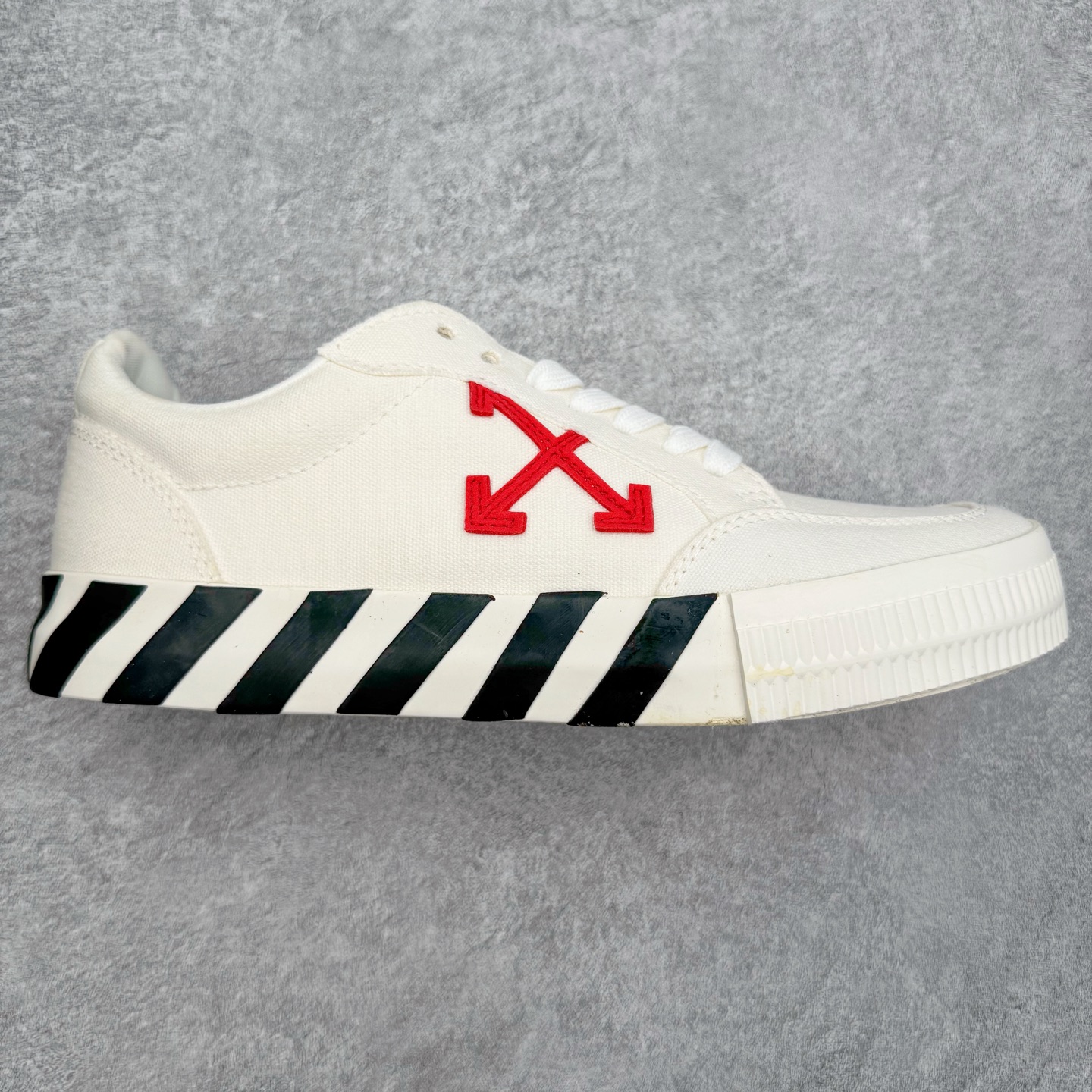 图片[3]-OFF-WHITE OW舒适百搭防滑耐磨低帮帆布鞋 Off-White由才华横溢的Virgil Abloh于2013年创立。这位美国设计师既是建筑系硕士生，也是一名DJ，更是著名的Kanye West的创意总监。他以都市奢华风格惊艳了众人，并且“以典雅方法演绎当代风尚”，设计出一件又一件备受追捧的作品。Off-White别具特色的卫衣、腰带、夹克、T恤等单品俨然已成为了时尚的代名词。前卫潮流的设计、充满趣味的细节以及别出心裁的剪裁使Off-White传达出浓厚的时尚气质，是打造摩登造型不容忽视的品牌。实拍调校N版已经零色差零失真 百分百还原实物色彩所见即所得 不存在货不对板色差等低级问题 选购参考实物拍摄 不混卖不参货 只用心做好货严格选品 承诺混一赔十 尺码：36 36.5 37.5 38 38.5 39 40 40.5 41 42 42.5 43 44 44.5 45 46 47-选品中心