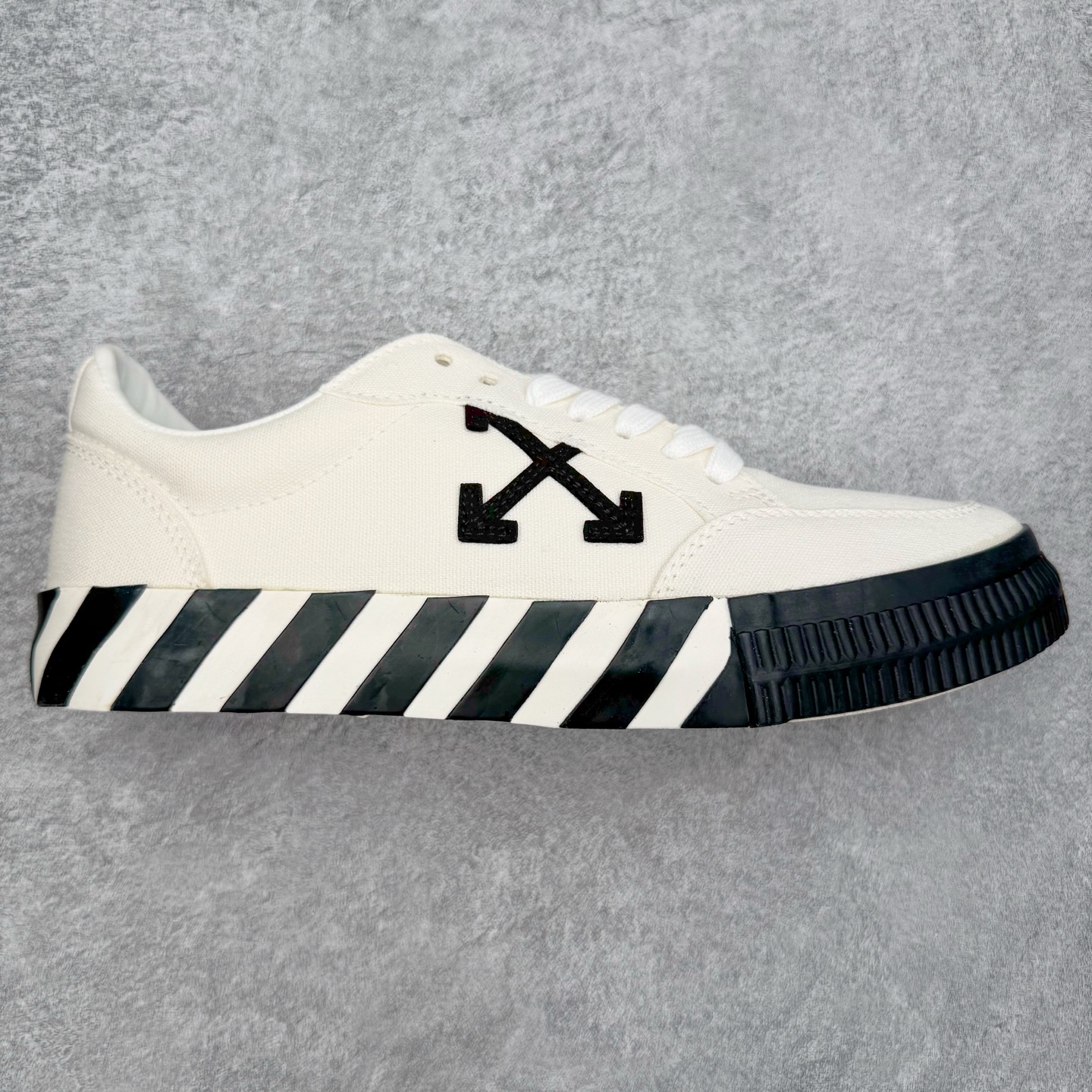 OFF-WHITE OW舒适百搭防滑耐磨低帮帆布鞋 Off-White由才华横溢的Virgil Abloh于2013年创立。这位美国设计师既是建筑系硕士生，也是一名DJ，更是著名的Kanye West的创意总监。他以都市奢华风格惊艳了众人，并且“以典雅方法演绎当代风尚”，设计出一件又一件备受追捧的作品。Off-White别具特色的卫衣、腰带、夹克、T恤等单品俨然已成为了时尚的代名词。前卫潮流的设计、充满趣味的细节以及别出心裁的剪裁使Off-White传达出浓厚的时尚气质，是打造摩登造型不容忽视的品牌。实拍调校N版已经零色差零失真 百分百还原实物色彩所见即所得 不存在货不对板色差等低级问题 选购参考实物拍摄 不混卖不参货 只用心做好货严格选品 承诺混一赔十 尺码：36 36.5 37.5 38 38.5 39 40 40.5 41 42 42.5 43 44 44.5 45 46 47-选品中心
