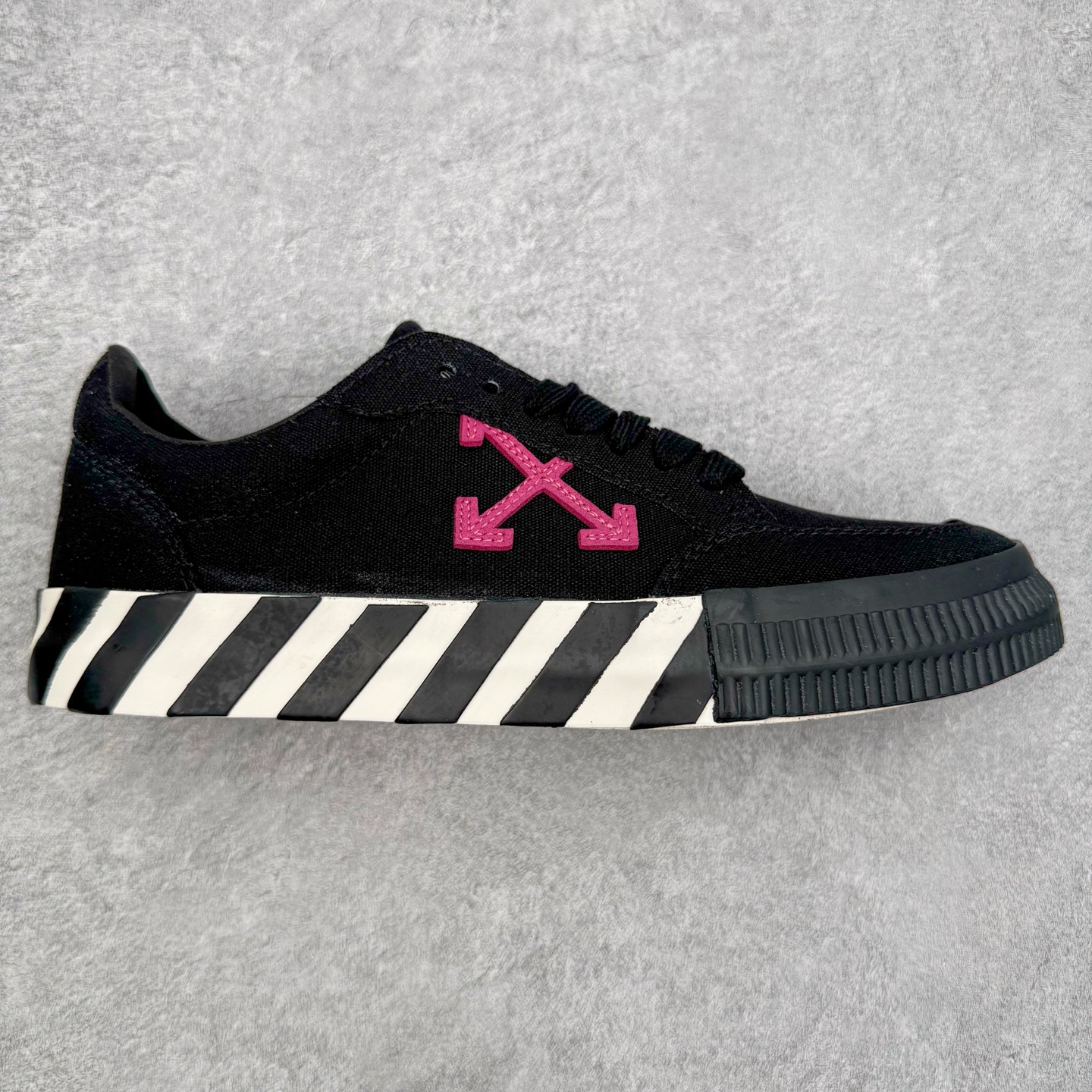 图片[4]-OFF-WHITE OW舒适百搭防滑耐磨低帮帆布鞋 Off-White由才华横溢的Virgil Abloh于2013年创立。这位美国设计师既是建筑系硕士生，也是一名DJ，更是著名的Kanye West的创意总监。他以都市奢华风格惊艳了众人，并且“以典雅方法演绎当代风尚”，设计出一件又一件备受追捧的作品。Off-White别具特色的卫衣、腰带、夹克、T恤等单品俨然已成为了时尚的代名词。前卫潮流的设计、充满趣味的细节以及别出心裁的剪裁使Off-White传达出浓厚的时尚气质，是打造摩登造型不容忽视的品牌。实拍调校N版已经零色差零失真 百分百还原实物色彩所见即所得 不存在货不对板色差等低级问题 选购参考实物拍摄 不混卖不参货 只用心做好货严格选品 承诺混一赔十 尺码：36 36.5 37.5 38 38.5 39 40 40.5 41 42 42.5 43 44 44.5 45 46 47-选品中心