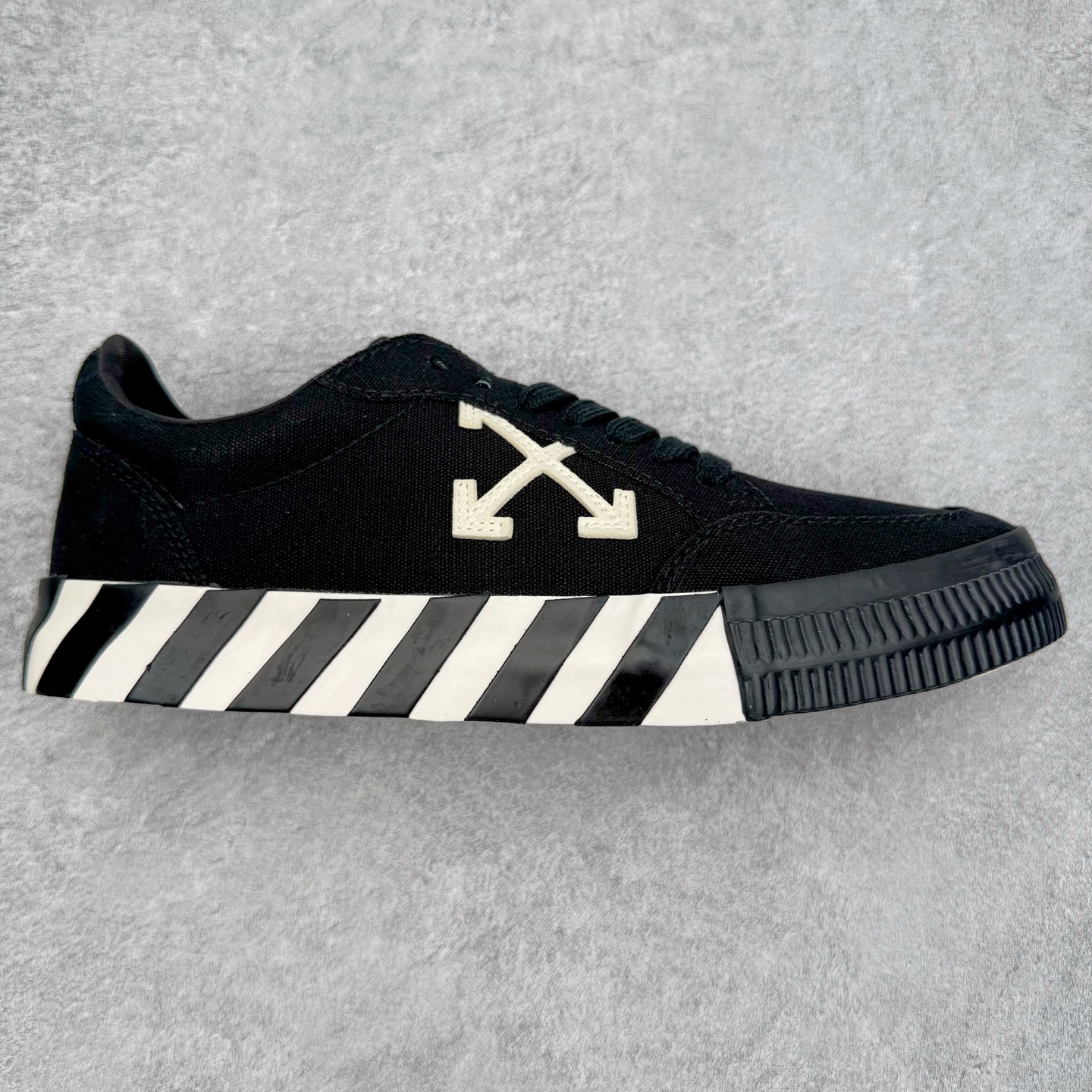 图片[5]-OFF-WHITE OW舒适百搭防滑耐磨低帮帆布鞋 Off-White由才华横溢的Virgil Abloh于2013年创立。这位美国设计师既是建筑系硕士生，也是一名DJ，更是著名的Kanye West的创意总监。他以都市奢华风格惊艳了众人，并且“以典雅方法演绎当代风尚”，设计出一件又一件备受追捧的作品。Off-White别具特色的卫衣、腰带、夹克、T恤等单品俨然已成为了时尚的代名词。前卫潮流的设计、充满趣味的细节以及别出心裁的剪裁使Off-White传达出浓厚的时尚气质，是打造摩登造型不容忽视的品牌。实拍调校N版已经零色差零失真 百分百还原实物色彩所见即所得 不存在货不对板色差等低级问题 选购参考实物拍摄 不混卖不参货 只用心做好货严格选品 承诺混一赔十 尺码：36 36.5 37.5 38 38.5 39 40 40.5 41 42 42.5 43 44 44.5 45 46 47-选品中心