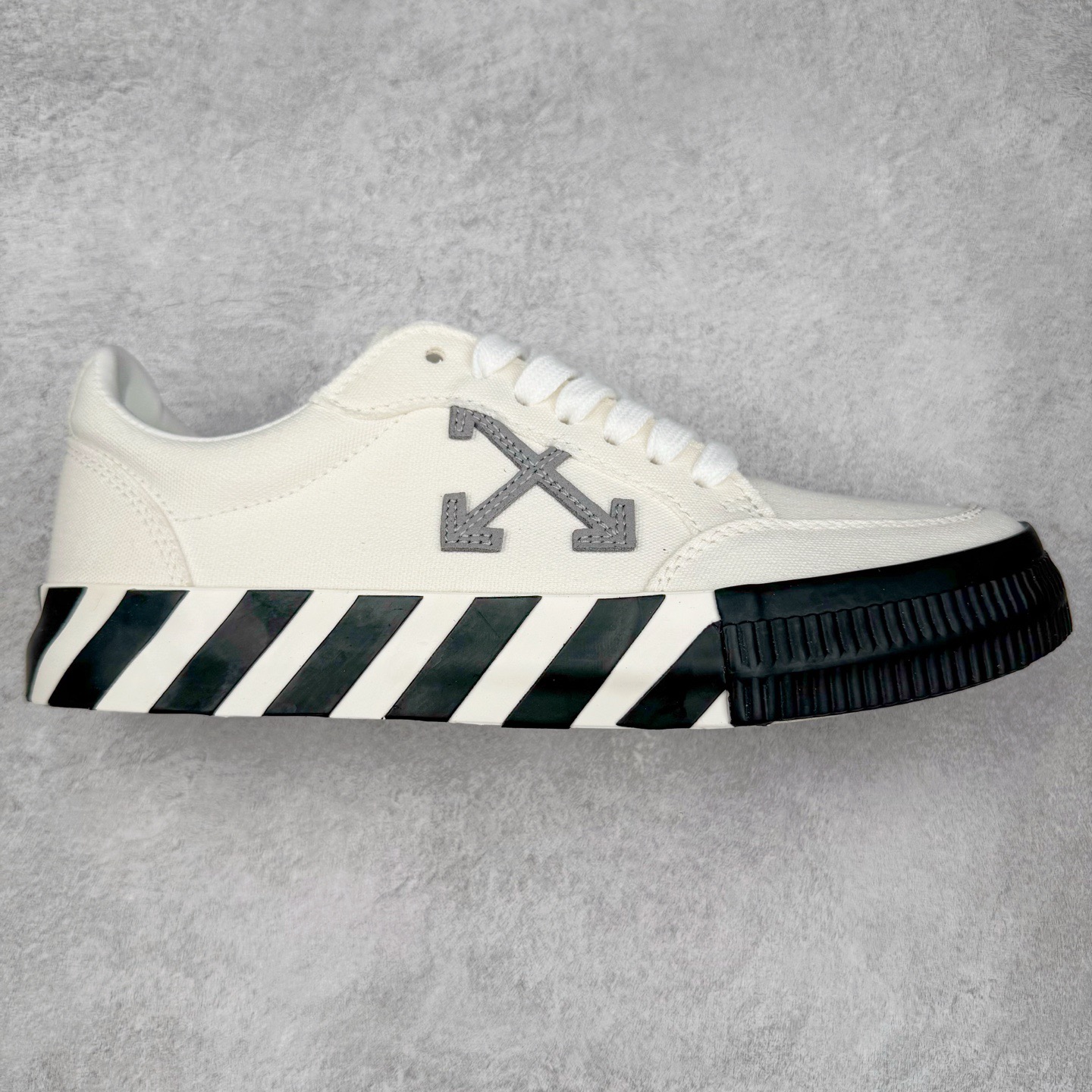 图片[8]-OFF-WHITE OW舒适百搭防滑耐磨低帮帆布鞋 Off-White由才华横溢的Virgil Abloh于2013年创立。这位美国设计师既是建筑系硕士生，也是一名DJ，更是著名的Kanye West的创意总监。他以都市奢华风格惊艳了众人，并且“以典雅方法演绎当代风尚”，设计出一件又一件备受追捧的作品。Off-White别具特色的卫衣、腰带、夹克、T恤等单品俨然已成为了时尚的代名词。前卫潮流的设计、充满趣味的细节以及别出心裁的剪裁使Off-White传达出浓厚的时尚气质，是打造摩登造型不容忽视的品牌。实拍调校N版已经零色差零失真 百分百还原实物色彩所见即所得 不存在货不对板色差等低级问题 选购参考实物拍摄 不混卖不参货 只用心做好货严格选品 承诺混一赔十 尺码：36 36.5 37.5 38 38.5 39 40 40.5 41 42 42.5 43 44 44.5 45 46 47-选品中心