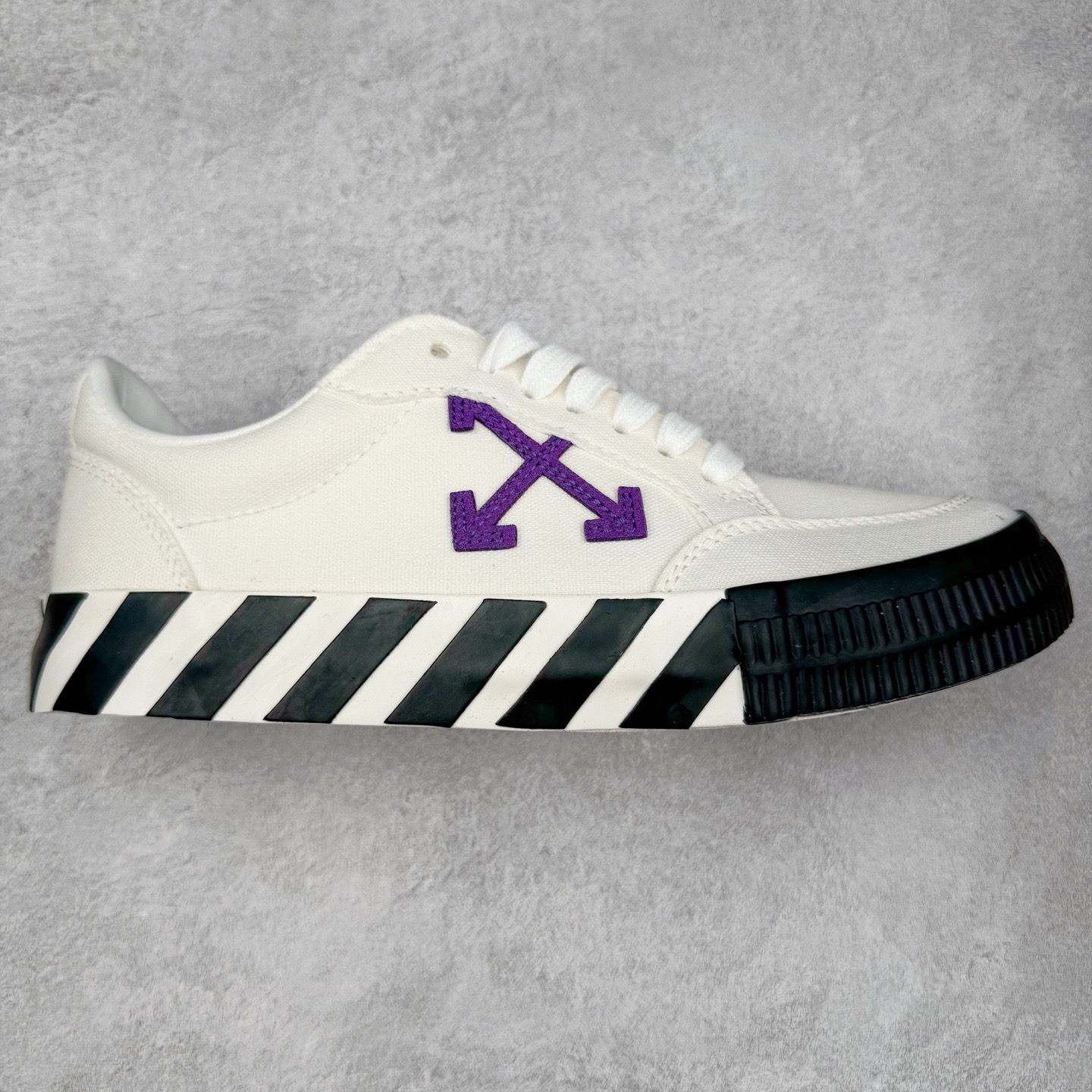 图片[6]-OFF-WHITE OW舒适百搭防滑耐磨低帮帆布鞋 Off-White由才华横溢的Virgil Abloh于2013年创立。这位美国设计师既是建筑系硕士生，也是一名DJ，更是著名的Kanye West的创意总监。他以都市奢华风格惊艳了众人，并且“以典雅方法演绎当代风尚”，设计出一件又一件备受追捧的作品。Off-White别具特色的卫衣、腰带、夹克、T恤等单品俨然已成为了时尚的代名词。前卫潮流的设计、充满趣味的细节以及别出心裁的剪裁使Off-White传达出浓厚的时尚气质，是打造摩登造型不容忽视的品牌。实拍调校N版已经零色差零失真 百分百还原实物色彩所见即所得 不存在货不对板色差等低级问题 选购参考实物拍摄 不混卖不参货 只用心做好货严格选品 承诺混一赔十 尺码：36 36.5 37.5 38 38.5 39 40 40.5 41 42 42.5 43 44 44.5 45 46 47-选品中心