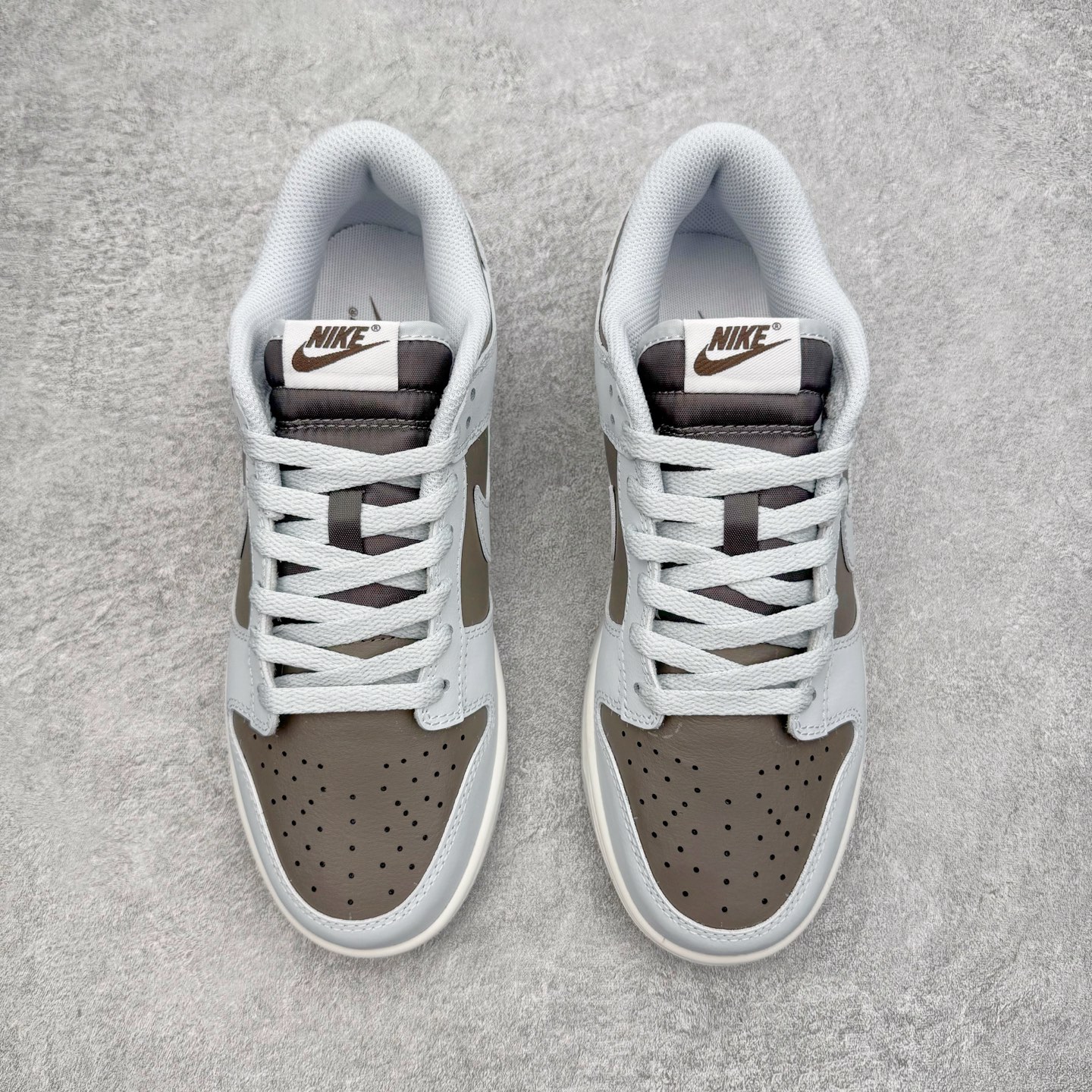 图片[2]-＃YC纯原 NK Dunk Low 棕灰色 HF5441-202 实力大厂出品 新配色陆续开发 利润个位数只为口碑 全套原纸板楦头开发 确保原汁原味 完美呈现DUNK版型 一比一鞋头弧度高度鞋身弧度 此版本只针对中端市场 皮料材质有所更替 其他数据细节工艺流程均保持一致 绝不口嗨 细节品控鞋型随意对比 独家私模官方第六代原厂航空铝磨具打磨大底 鞋头坡度极致还原 无解鞋型 原盒原配 圈内天花板工艺 原厂玻璃冲刀 超高清洁度 全鞋零毛边皮料切割 原厂中底布点胶 中底布拉帮走线遵循公司 尺码：36 36.5 37.5 38 38.5 39 40 40.5 41 42 42.5 43 44 44.5 45 46-选品中心