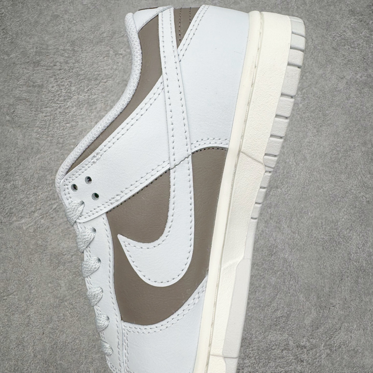 图片[7]-＃YC纯原 NK Dunk Low 棕灰色 HF5441-202 实力大厂出品 新配色陆续开发 利润个位数只为口碑 全套原纸板楦头开发 确保原汁原味 完美呈现DUNK版型 一比一鞋头弧度高度鞋身弧度 此版本只针对中端市场 皮料材质有所更替 其他数据细节工艺流程均保持一致 绝不口嗨 细节品控鞋型随意对比 独家私模官方第六代原厂航空铝磨具打磨大底 鞋头坡度极致还原 无解鞋型 原盒原配 圈内天花板工艺 原厂玻璃冲刀 超高清洁度 全鞋零毛边皮料切割 原厂中底布点胶 中底布拉帮走线遵循公司 尺码：36 36.5 37.5 38 38.5 39 40 40.5 41 42 42.5 43 44 44.5 45 46-选品中心