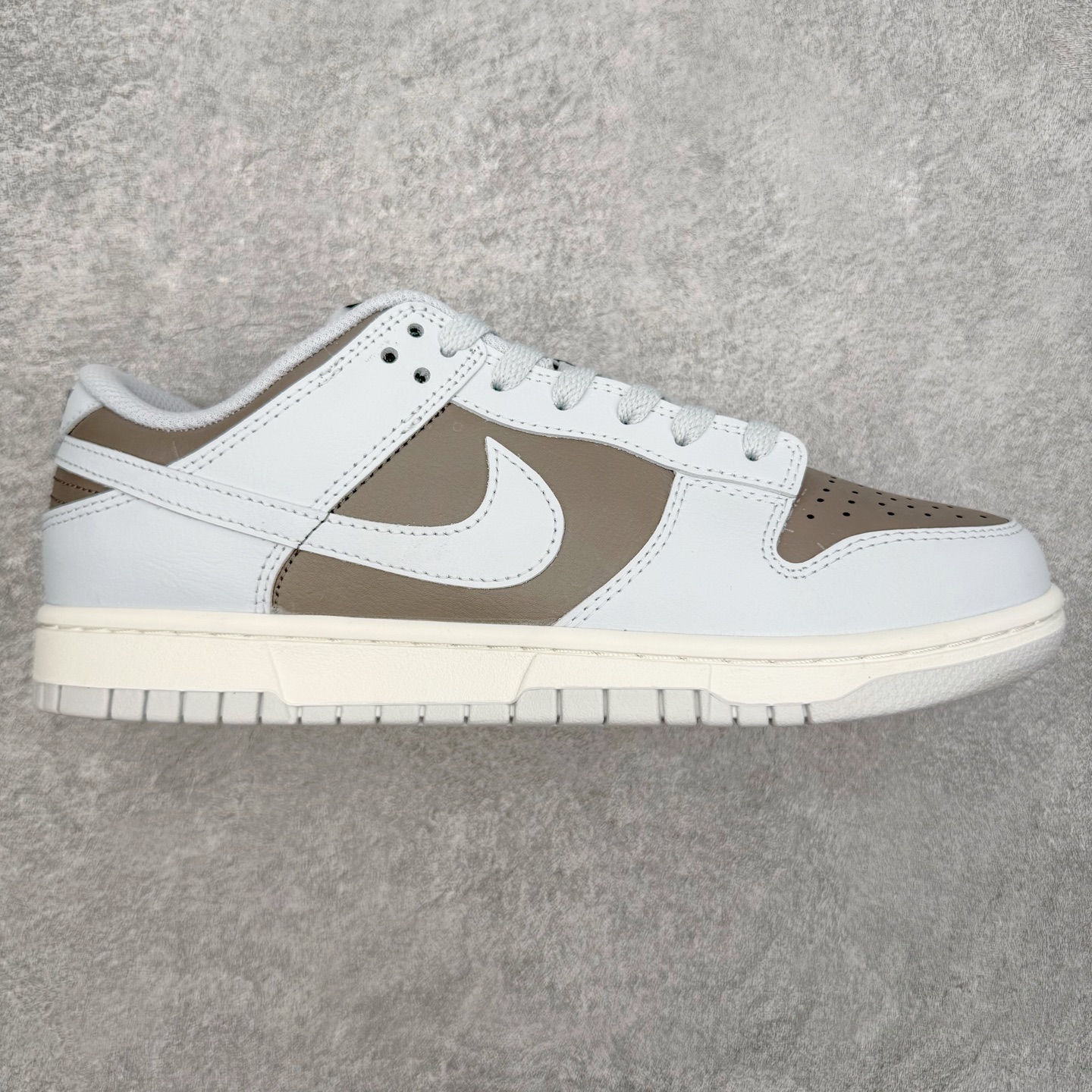 ＃YC纯原 NK Dunk Low 棕灰色 HF5441-202 实力大厂出品 新配色陆续开发 利润个位数只为口碑 全套原纸板楦头开发 确保原汁原味 完美呈现DUNK版型 一比一鞋头弧度高度鞋身弧度 此版本只针对中端市场 皮料材质有所更替 其他数据细节工艺流程均保持一致 绝不口嗨 细节品控鞋型随意对比 独家私模官方第六代原厂航空铝磨具打磨大底 鞋头坡度极致还原 无解鞋型 原盒原配 圈内天花板工艺 原厂玻璃冲刀 超高清洁度 全鞋零毛边皮料切割 原厂中底布点胶 中底布拉帮走线遵循公司 尺码：36 36.5 37.5 38 38.5 39 40 40.5 41 42 42.5 43 44 44.5 45 46-选品中心