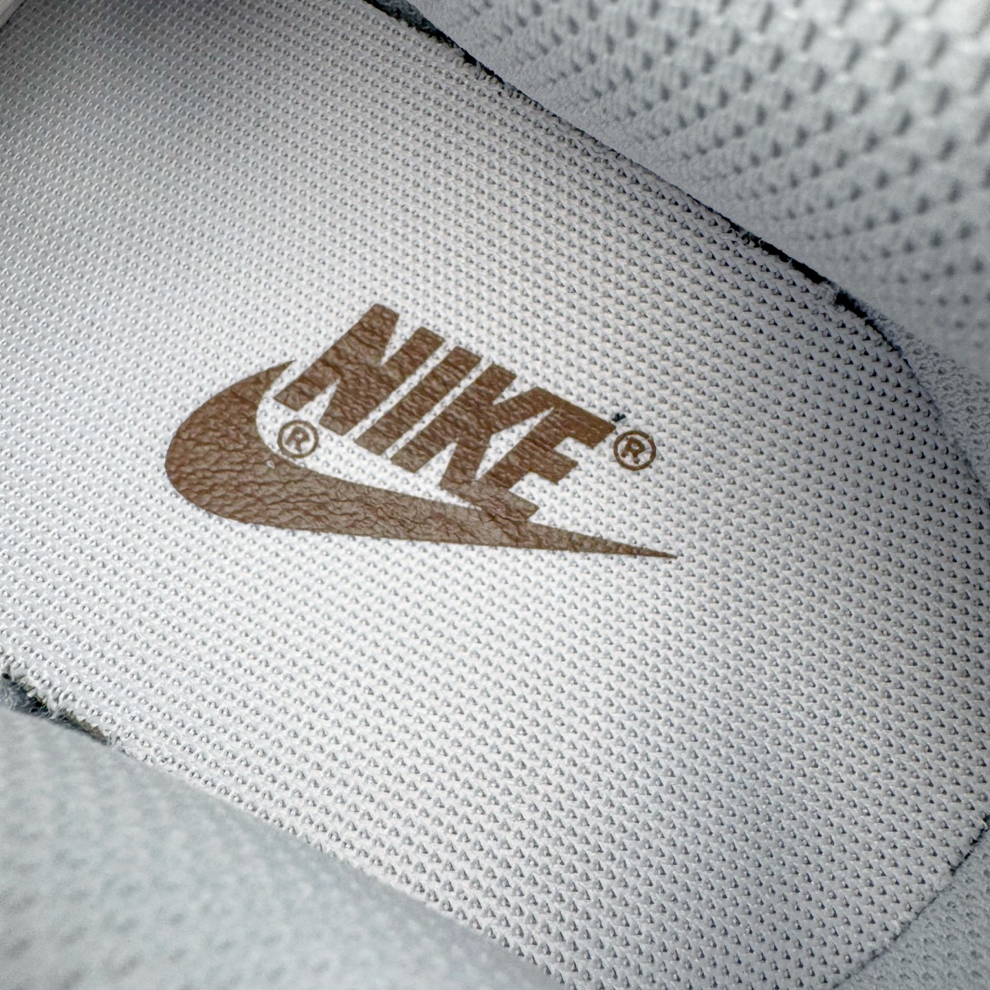 图片[13]-＃YC纯原 NK Dunk Low 棕灰色 HF5441-202 实力大厂出品 新配色陆续开发 利润个位数只为口碑 全套原纸板楦头开发 确保原汁原味 完美呈现DUNK版型 一比一鞋头弧度高度鞋身弧度 此版本只针对中端市场 皮料材质有所更替 其他数据细节工艺流程均保持一致 绝不口嗨 细节品控鞋型随意对比 独家私模官方第六代原厂航空铝磨具打磨大底 鞋头坡度极致还原 无解鞋型 原盒原配 圈内天花板工艺 原厂玻璃冲刀 超高清洁度 全鞋零毛边皮料切割 原厂中底布点胶 中底布拉帮走线遵循公司 尺码：36 36.5 37.5 38 38.5 39 40 40.5 41 42 42.5 43 44 44.5 45 46-选品中心