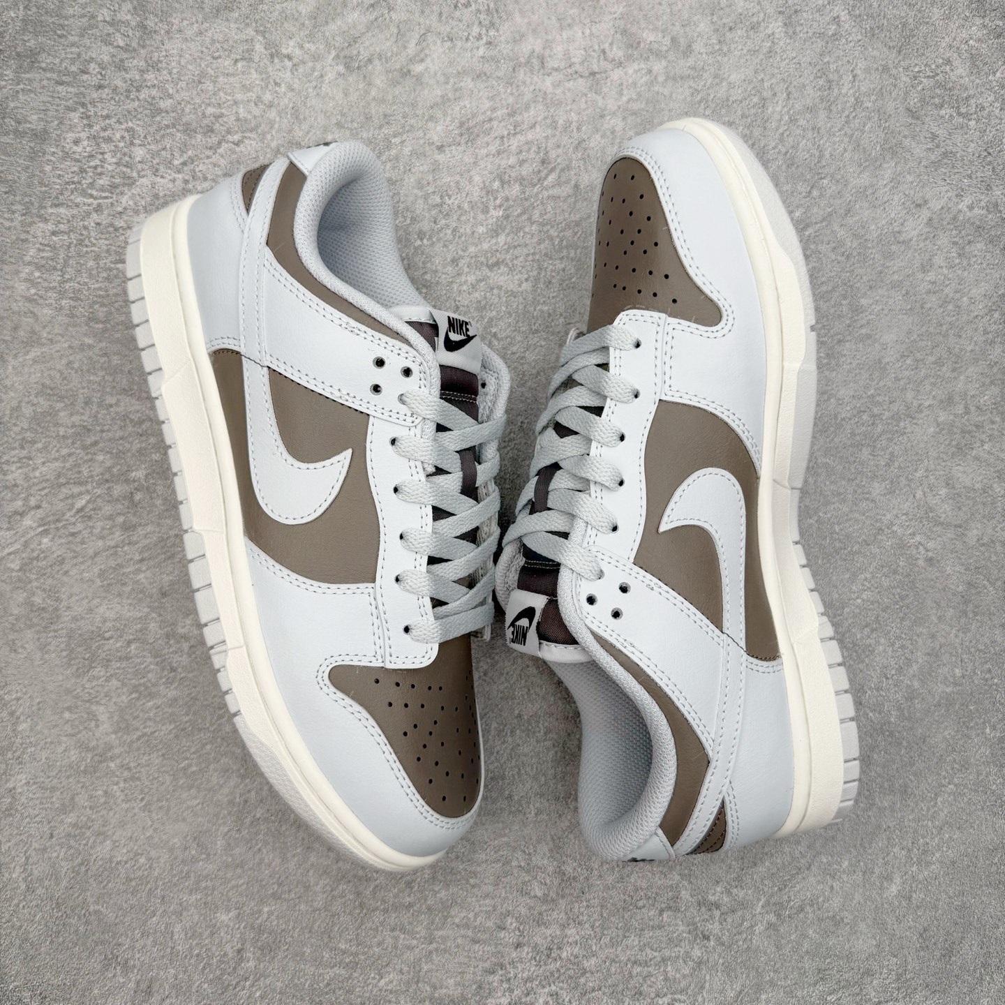 图片[3]-＃YC纯原 NK Dunk Low 棕灰色 HF5441-202 实力大厂出品 新配色陆续开发 利润个位数只为口碑 全套原纸板楦头开发 确保原汁原味 完美呈现DUNK版型 一比一鞋头弧度高度鞋身弧度 此版本只针对中端市场 皮料材质有所更替 其他数据细节工艺流程均保持一致 绝不口嗨 细节品控鞋型随意对比 独家私模官方第六代原厂航空铝磨具打磨大底 鞋头坡度极致还原 无解鞋型 原盒原配 圈内天花板工艺 原厂玻璃冲刀 超高清洁度 全鞋零毛边皮料切割 原厂中底布点胶 中底布拉帮走线遵循公司 尺码：36 36.5 37.5 38 38.5 39 40 40.5 41 42 42.5 43 44 44.5 45 46-选品中心