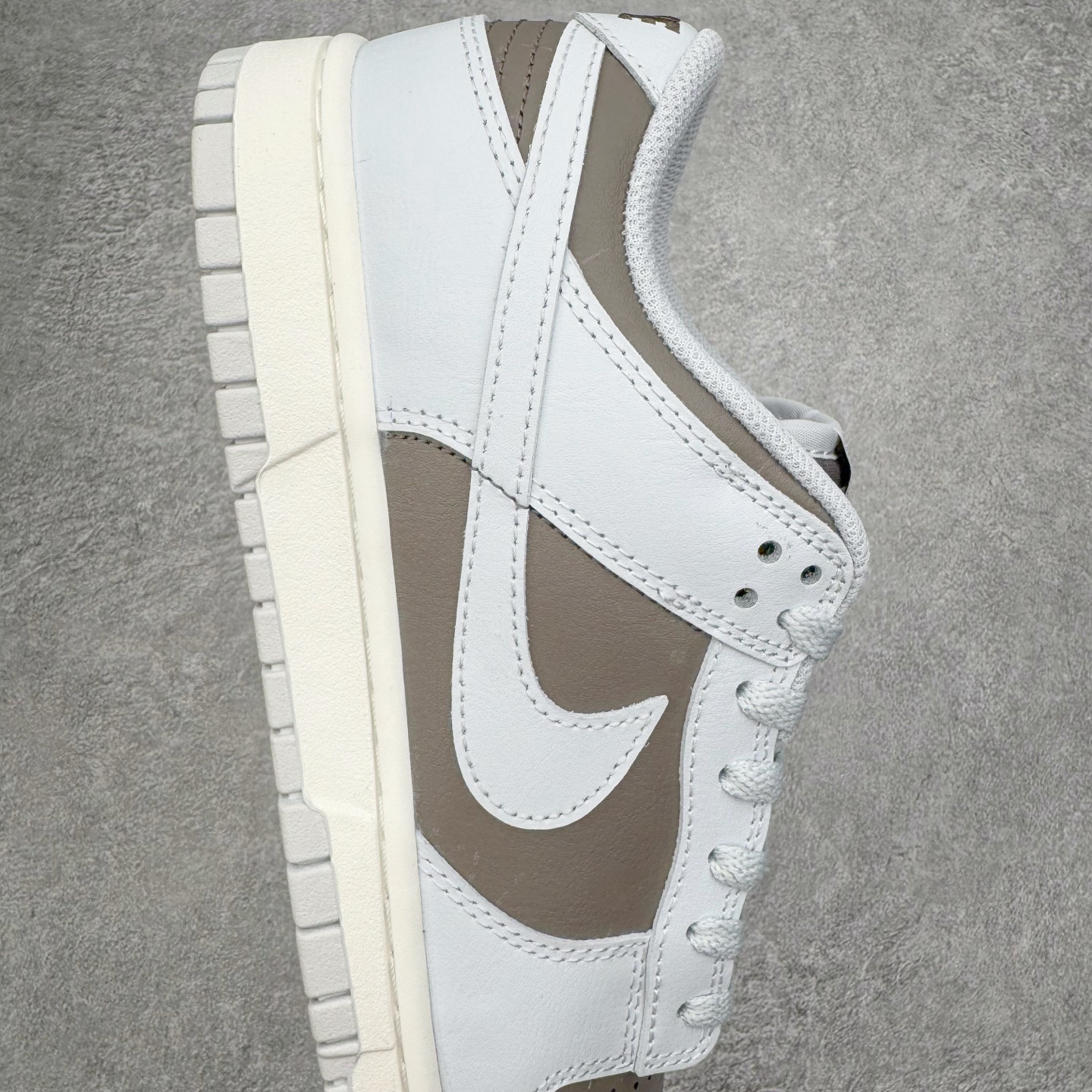 图片[6]-＃YC纯原 NK Dunk Low 棕灰色 HF5441-202 实力大厂出品 新配色陆续开发 利润个位数只为口碑 全套原纸板楦头开发 确保原汁原味 完美呈现DUNK版型 一比一鞋头弧度高度鞋身弧度 此版本只针对中端市场 皮料材质有所更替 其他数据细节工艺流程均保持一致 绝不口嗨 细节品控鞋型随意对比 独家私模官方第六代原厂航空铝磨具打磨大底 鞋头坡度极致还原 无解鞋型 原盒原配 圈内天花板工艺 原厂玻璃冲刀 超高清洁度 全鞋零毛边皮料切割 原厂中底布点胶 中底布拉帮走线遵循公司 尺码：36 36.5 37.5 38 38.5 39 40 40.5 41 42 42.5 43 44 44.5 45 46-选品中心