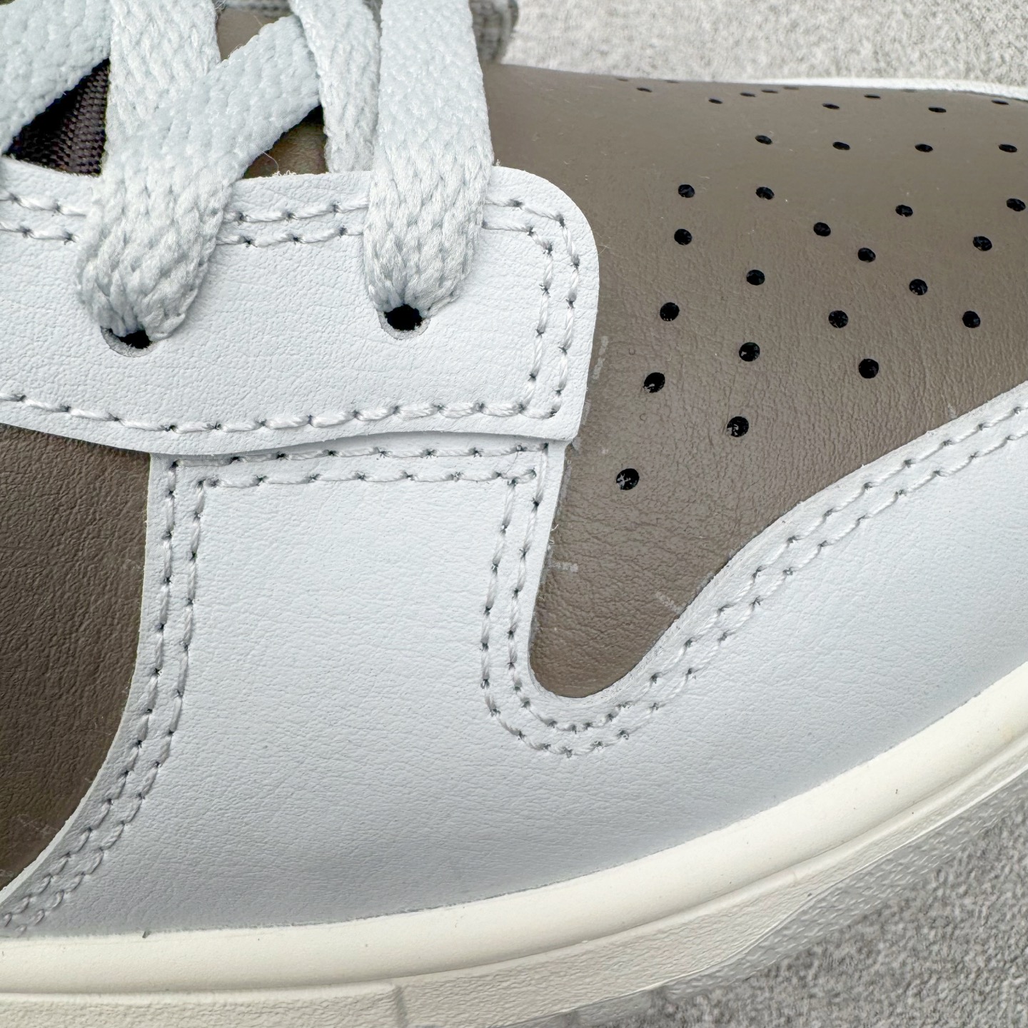 图片[19]-＃YC纯原 NK Dunk Low 棕灰色 HF5441-202 实力大厂出品 新配色陆续开发 利润个位数只为口碑 全套原纸板楦头开发 确保原汁原味 完美呈现DUNK版型 一比一鞋头弧度高度鞋身弧度 此版本只针对中端市场 皮料材质有所更替 其他数据细节工艺流程均保持一致 绝不口嗨 细节品控鞋型随意对比 独家私模官方第六代原厂航空铝磨具打磨大底 鞋头坡度极致还原 无解鞋型 原盒原配 圈内天花板工艺 原厂玻璃冲刀 超高清洁度 全鞋零毛边皮料切割 原厂中底布点胶 中底布拉帮走线遵循公司 尺码：36 36.5 37.5 38 38.5 39 40 40.5 41 42 42.5 43 44 44.5 45 46-选品中心