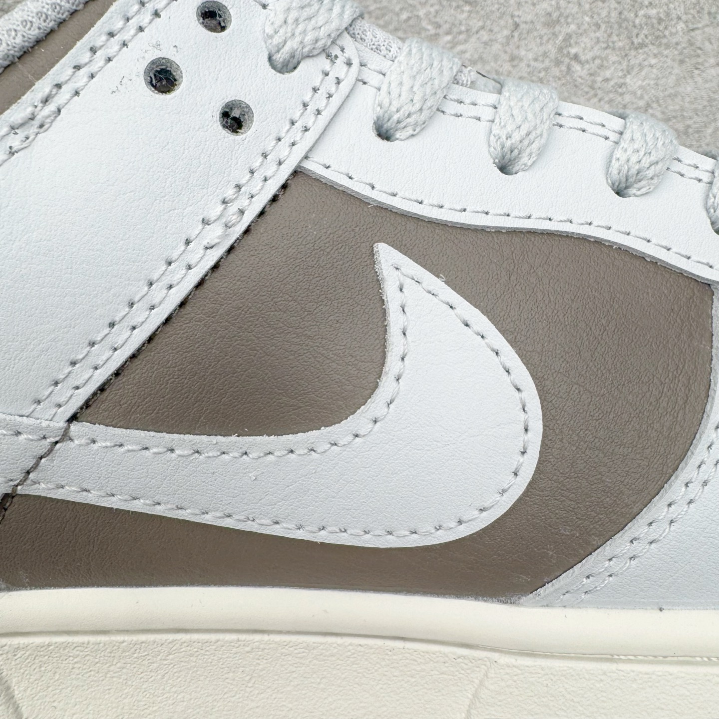 图片[18]-＃YC纯原 NK Dunk Low 棕灰色 HF5441-202 实力大厂出品 新配色陆续开发 利润个位数只为口碑 全套原纸板楦头开发 确保原汁原味 完美呈现DUNK版型 一比一鞋头弧度高度鞋身弧度 此版本只针对中端市场 皮料材质有所更替 其他数据细节工艺流程均保持一致 绝不口嗨 细节品控鞋型随意对比 独家私模官方第六代原厂航空铝磨具打磨大底 鞋头坡度极致还原 无解鞋型 原盒原配 圈内天花板工艺 原厂玻璃冲刀 超高清洁度 全鞋零毛边皮料切割 原厂中底布点胶 中底布拉帮走线遵循公司 尺码：36 36.5 37.5 38 38.5 39 40 40.5 41 42 42.5 43 44 44.5 45 46-选品中心