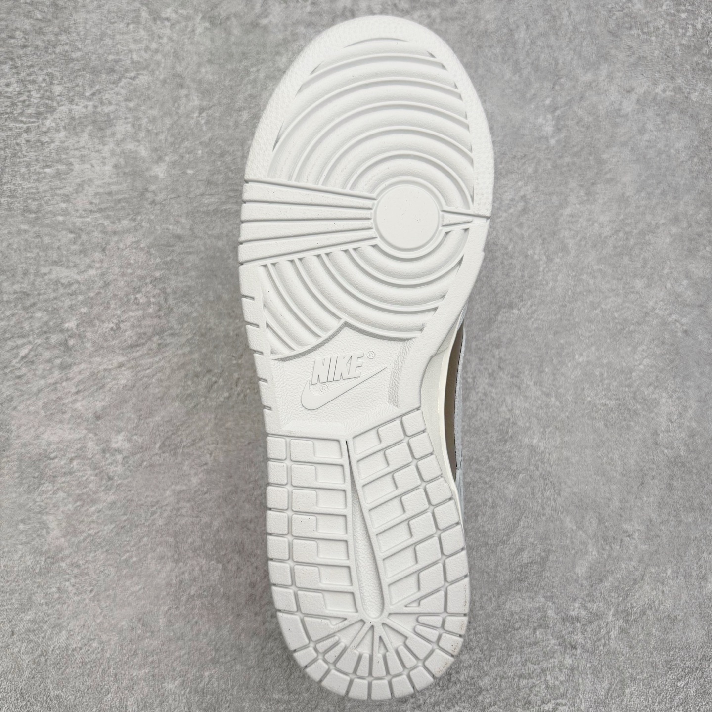 图片[9]-＃YC纯原 NK Dunk Low 棕灰色 HF5441-202 实力大厂出品 新配色陆续开发 利润个位数只为口碑 全套原纸板楦头开发 确保原汁原味 完美呈现DUNK版型 一比一鞋头弧度高度鞋身弧度 此版本只针对中端市场 皮料材质有所更替 其他数据细节工艺流程均保持一致 绝不口嗨 细节品控鞋型随意对比 独家私模官方第六代原厂航空铝磨具打磨大底 鞋头坡度极致还原 无解鞋型 原盒原配 圈内天花板工艺 原厂玻璃冲刀 超高清洁度 全鞋零毛边皮料切割 原厂中底布点胶 中底布拉帮走线遵循公司 尺码：36 36.5 37.5 38 38.5 39 40 40.5 41 42 42.5 43 44 44.5 45 46-选品中心