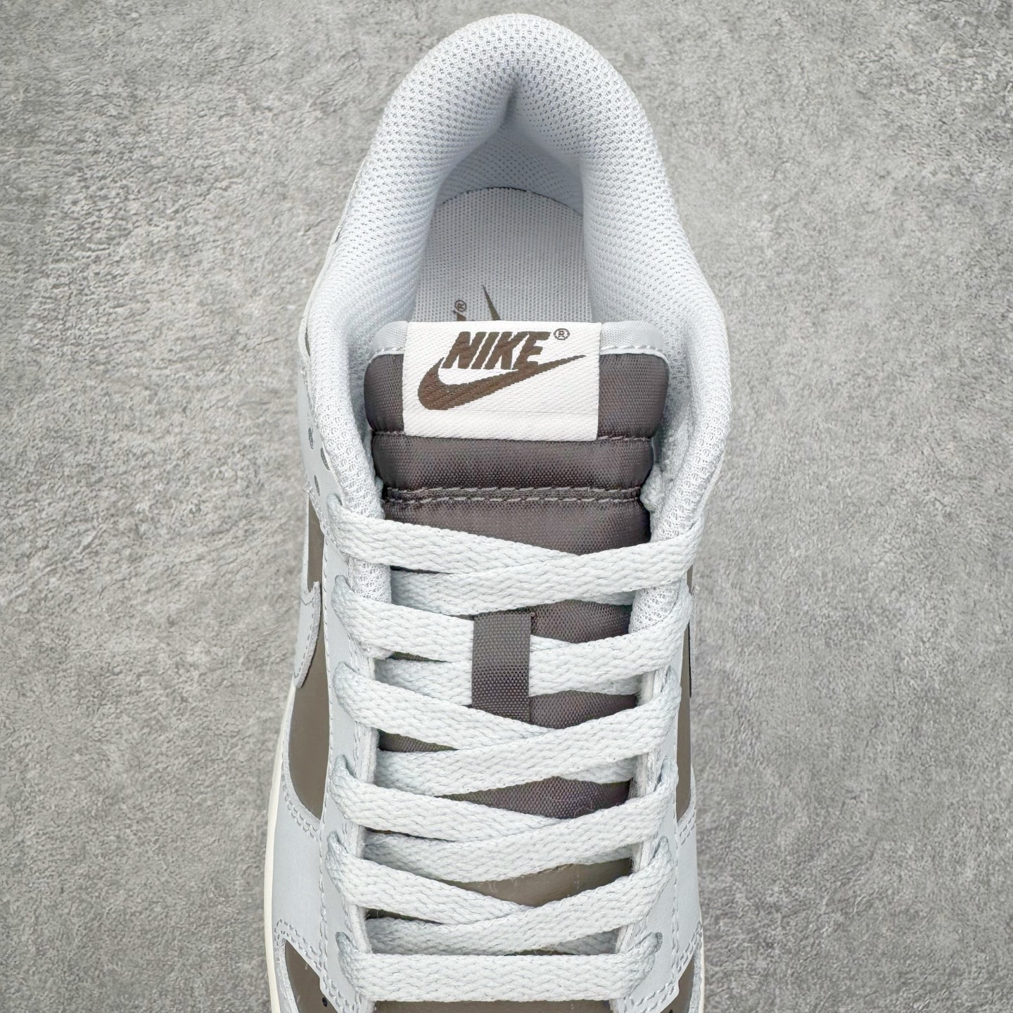 图片[5]-＃YC纯原 NK Dunk Low 棕灰色 HF5441-202 实力大厂出品 新配色陆续开发 利润个位数只为口碑 全套原纸板楦头开发 确保原汁原味 完美呈现DUNK版型 一比一鞋头弧度高度鞋身弧度 此版本只针对中端市场 皮料材质有所更替 其他数据细节工艺流程均保持一致 绝不口嗨 细节品控鞋型随意对比 独家私模官方第六代原厂航空铝磨具打磨大底 鞋头坡度极致还原 无解鞋型 原盒原配 圈内天花板工艺 原厂玻璃冲刀 超高清洁度 全鞋零毛边皮料切割 原厂中底布点胶 中底布拉帮走线遵循公司 尺码：36 36.5 37.5 38 38.5 39 40 40.5 41 42 42.5 43 44 44.5 45 46-选品中心