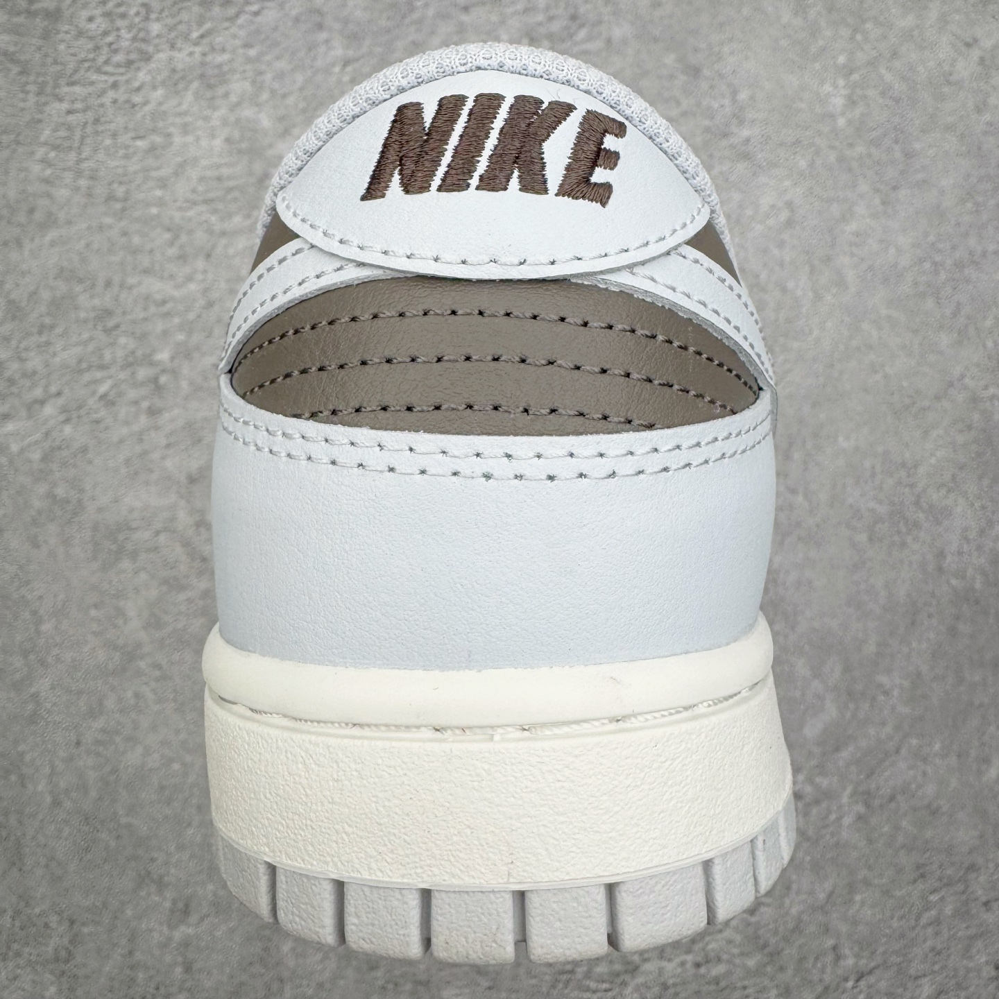 图片[8]-＃YC纯原 NK Dunk Low 棕灰色 HF5441-202 实力大厂出品 新配色陆续开发 利润个位数只为口碑 全套原纸板楦头开发 确保原汁原味 完美呈现DUNK版型 一比一鞋头弧度高度鞋身弧度 此版本只针对中端市场 皮料材质有所更替 其他数据细节工艺流程均保持一致 绝不口嗨 细节品控鞋型随意对比 独家私模官方第六代原厂航空铝磨具打磨大底 鞋头坡度极致还原 无解鞋型 原盒原配 圈内天花板工艺 原厂玻璃冲刀 超高清洁度 全鞋零毛边皮料切割 原厂中底布点胶 中底布拉帮走线遵循公司 尺码：36 36.5 37.5 38 38.5 39 40 40.5 41 42 42.5 43 44 44.5 45 46-选品中心