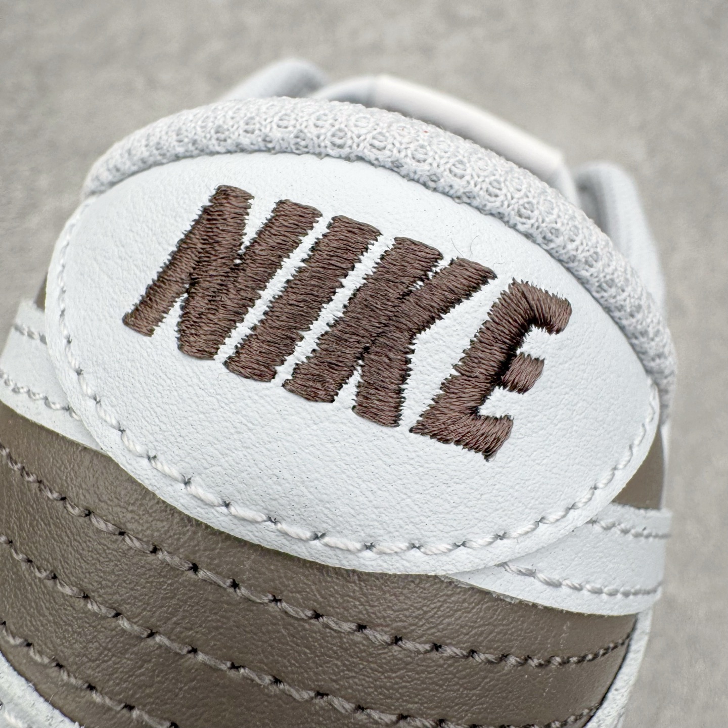 图片[16]-＃YC纯原 NK Dunk Low 棕灰色 HF5441-202 实力大厂出品 新配色陆续开发 利润个位数只为口碑 全套原纸板楦头开发 确保原汁原味 完美呈现DUNK版型 一比一鞋头弧度高度鞋身弧度 此版本只针对中端市场 皮料材质有所更替 其他数据细节工艺流程均保持一致 绝不口嗨 细节品控鞋型随意对比 独家私模官方第六代原厂航空铝磨具打磨大底 鞋头坡度极致还原 无解鞋型 原盒原配 圈内天花板工艺 原厂玻璃冲刀 超高清洁度 全鞋零毛边皮料切割 原厂中底布点胶 中底布拉帮走线遵循公司 尺码：36 36.5 37.5 38 38.5 39 40 40.5 41 42 42.5 43 44 44.5 45 46-选品中心