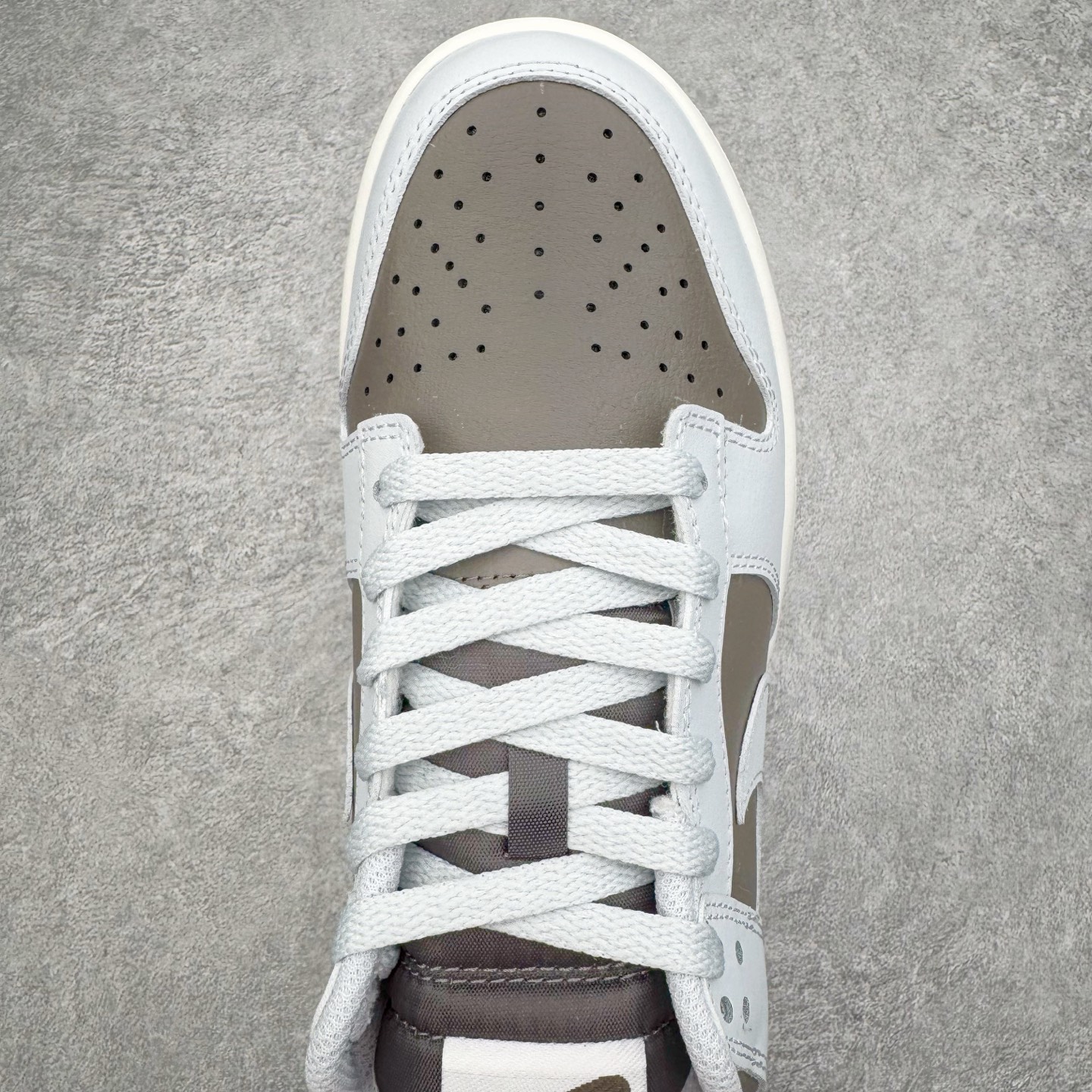 图片[4]-＃YC纯原 NK Dunk Low 棕灰色 HF5441-202 实力大厂出品 新配色陆续开发 利润个位数只为口碑 全套原纸板楦头开发 确保原汁原味 完美呈现DUNK版型 一比一鞋头弧度高度鞋身弧度 此版本只针对中端市场 皮料材质有所更替 其他数据细节工艺流程均保持一致 绝不口嗨 细节品控鞋型随意对比 独家私模官方第六代原厂航空铝磨具打磨大底 鞋头坡度极致还原 无解鞋型 原盒原配 圈内天花板工艺 原厂玻璃冲刀 超高清洁度 全鞋零毛边皮料切割 原厂中底布点胶 中底布拉帮走线遵循公司 尺码：36 36.5 37.5 38 38.5 39 40 40.5 41 42 42.5 43 44 44.5 45 46-选品中心